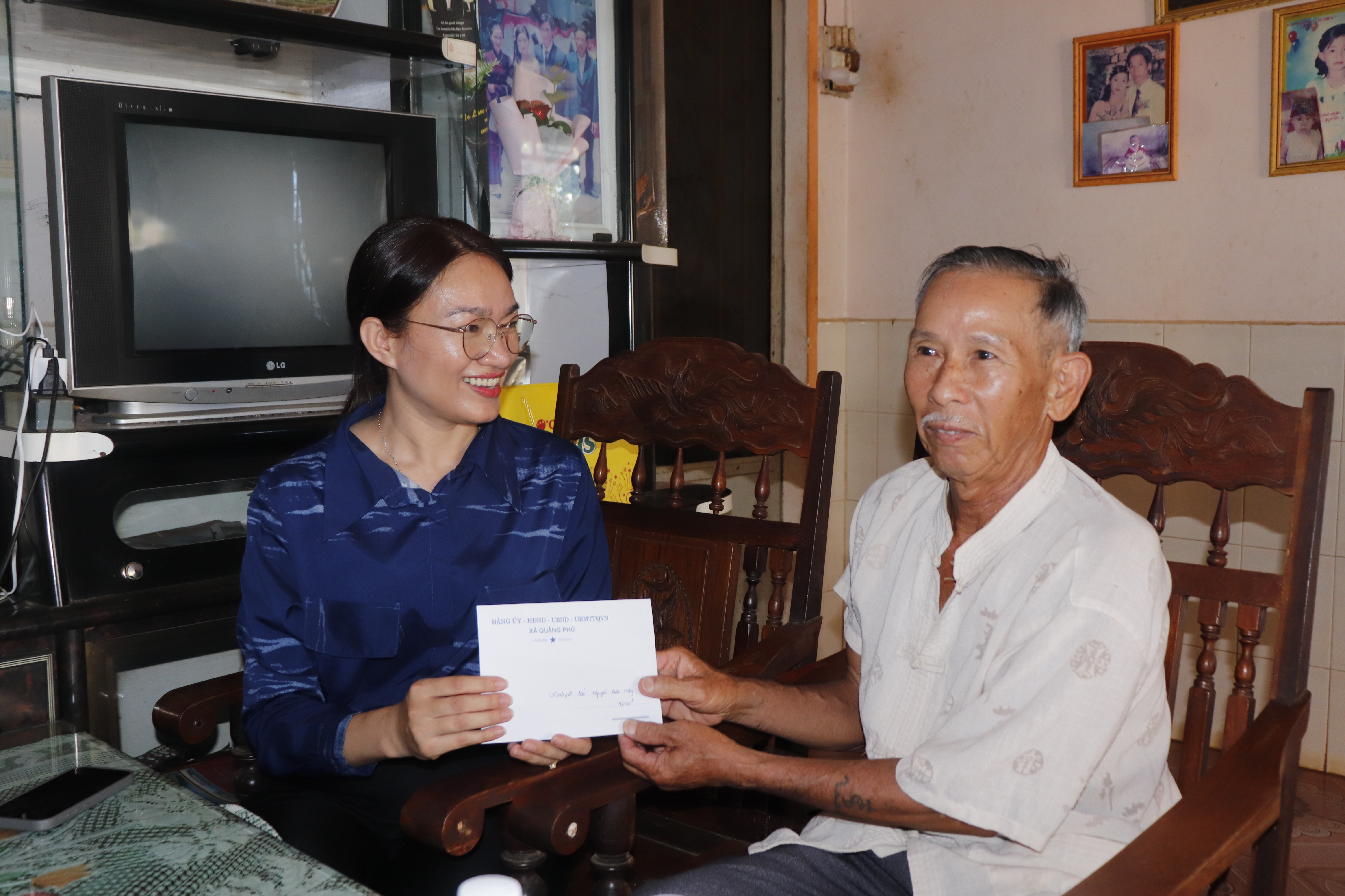 Phó Bí thư Thường trực Đảng ủy, Chủ tịch HĐND xã Quảng Phú - Nay H’ Lan đến thăm, tặng quà cho gia đình chính sách, người có công nhân kỷ niệm 79 năm Ngày Thương binh - Liệt sĩ (27/7/1947 - 27/7/2026)