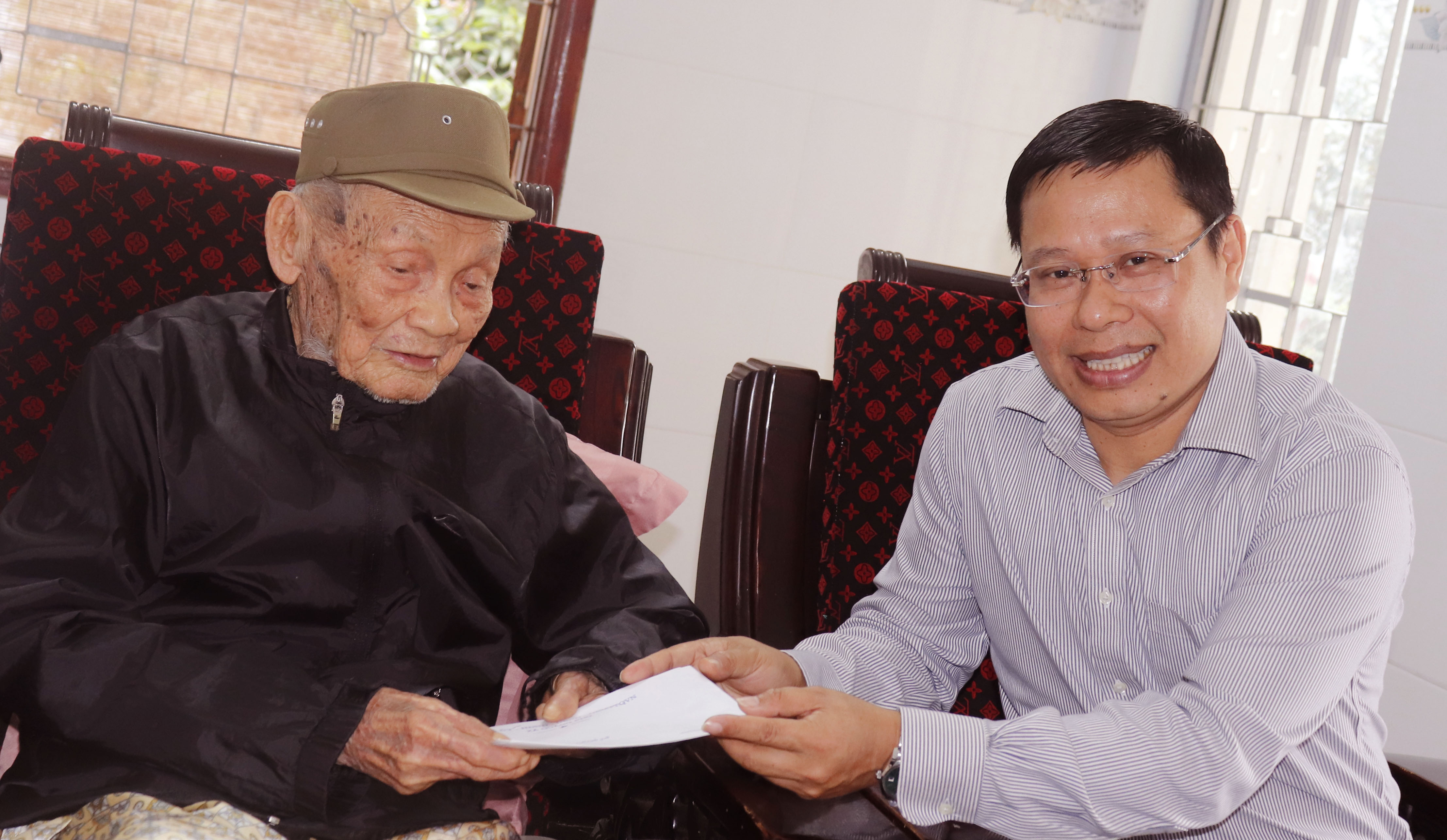 Bí thư Đảng ủy xã, Vũ Hồng Nhật thăm tặng quà các gia đình chính sách nhân dịp Tết Nguyên đán Bí Ngọ 2026