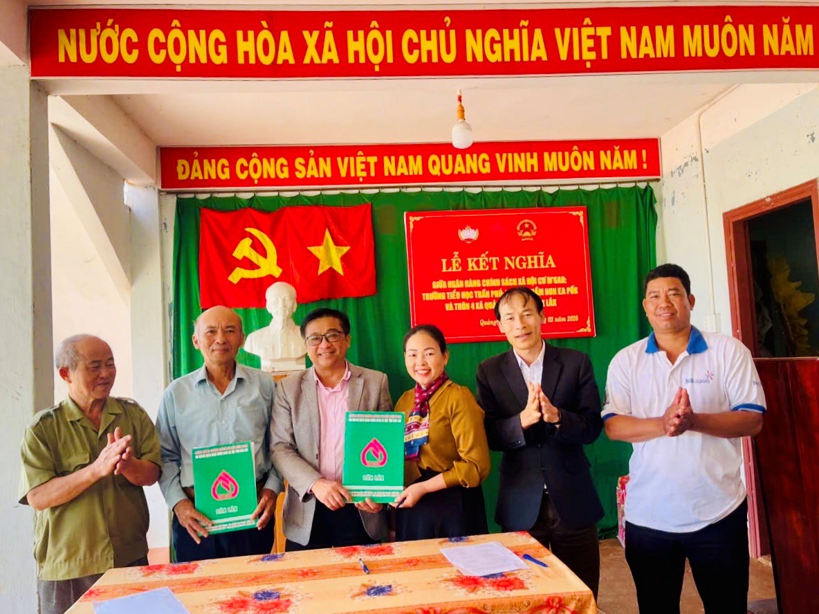 Phòng giao dịch NHCSXH Cư Mgar, Trường Tiểu học Trần Phú, Trường Mầm Non Ea Pốc đã tổ chức Lễ kết nghĩa thành công với  thôn 4, xã Quảng Phú