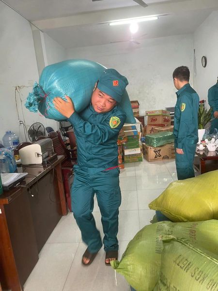 Lực lượng Dân Quân thị trấn Quảng Phú chung tay hướng về miền Bắc thân yêu.