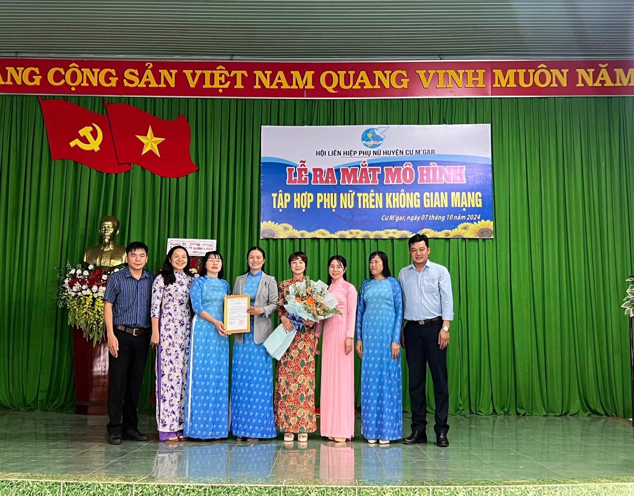 HỘI LHPN HUYỆN CƯ M'GAR TỔ CHỨC RA MẮT MÔ HÌNH "TẬP HỢP PHỤ NỮ TRÊN KHÔNG GIAN MẠNG"