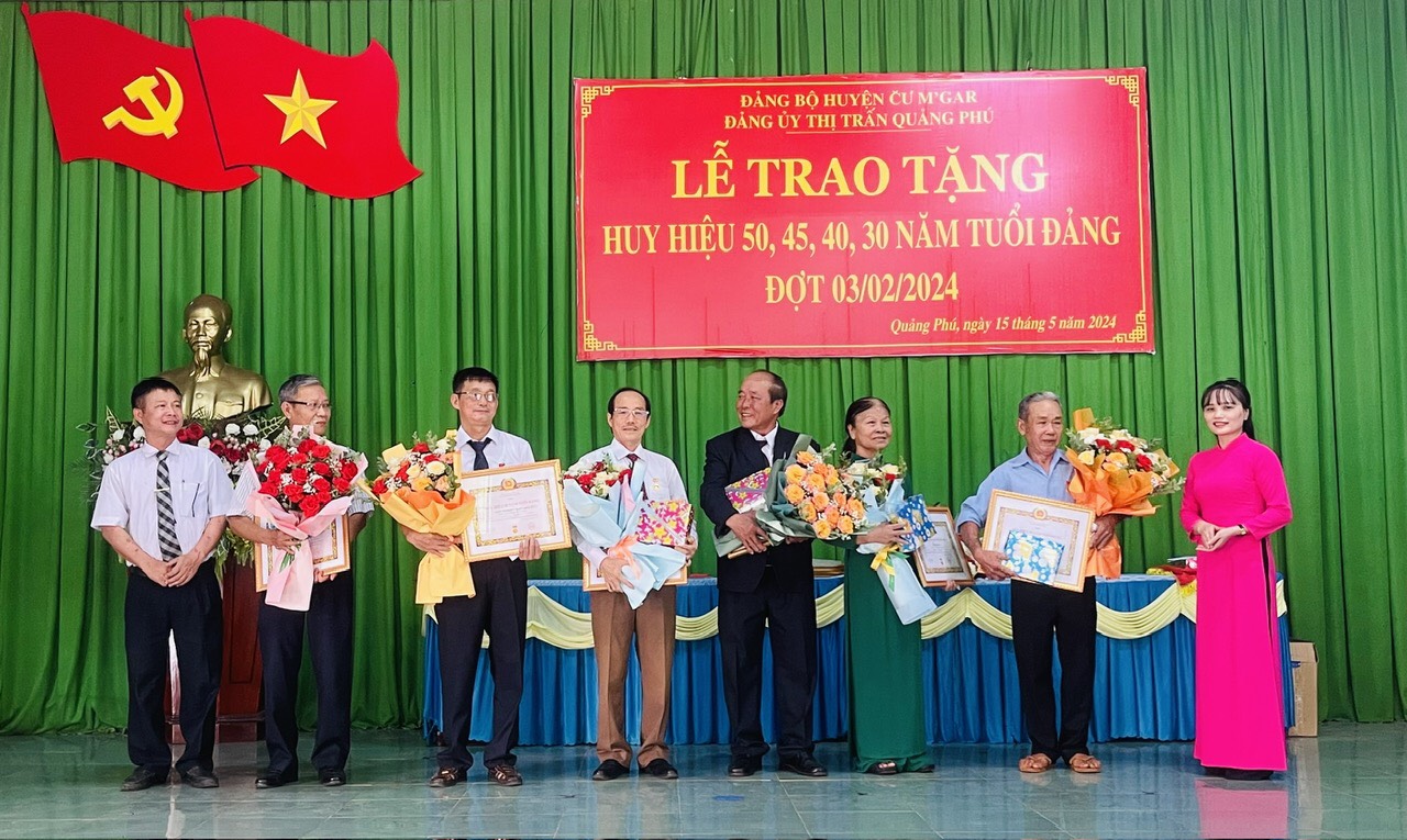 THỊ TRẤN QUẢNG PHÚ TỔ CHỨC TRAO HUY HIỆU ĐẢNG CHO 8 ĐỒNG CHÍ ĐỢT 3/2.