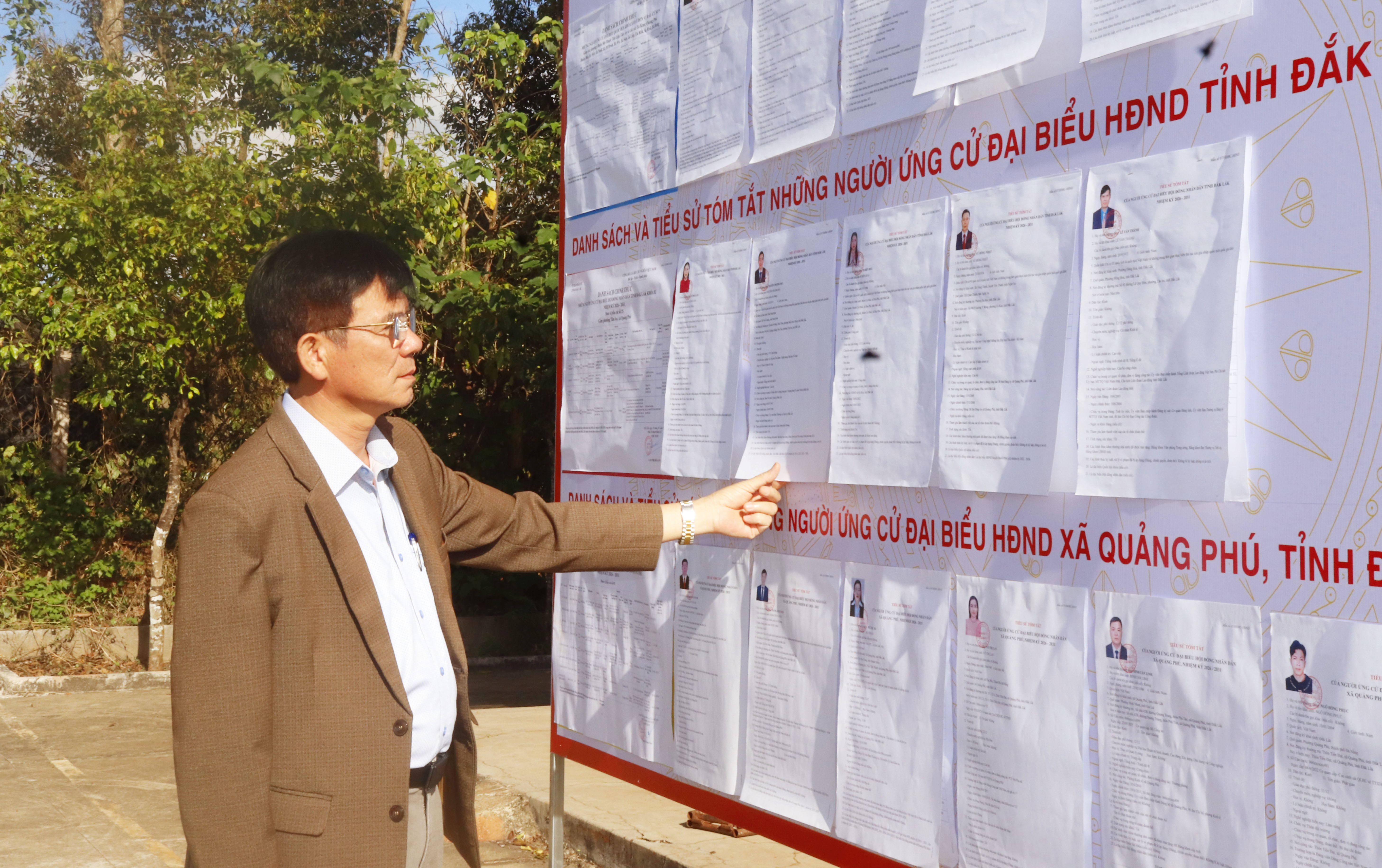 Phó bí thư Đảng ủy, chủ tịch UBND xã Nguyễn Công Văn kiểm tra công tác chuẩn bị bầu cử đại biểu Quốc hội và đại biểu Hội đồng nhân dân các cấp nhiệm kỳ 2026–2031 tại các khu vực bỏ phiếu trên địa bàn