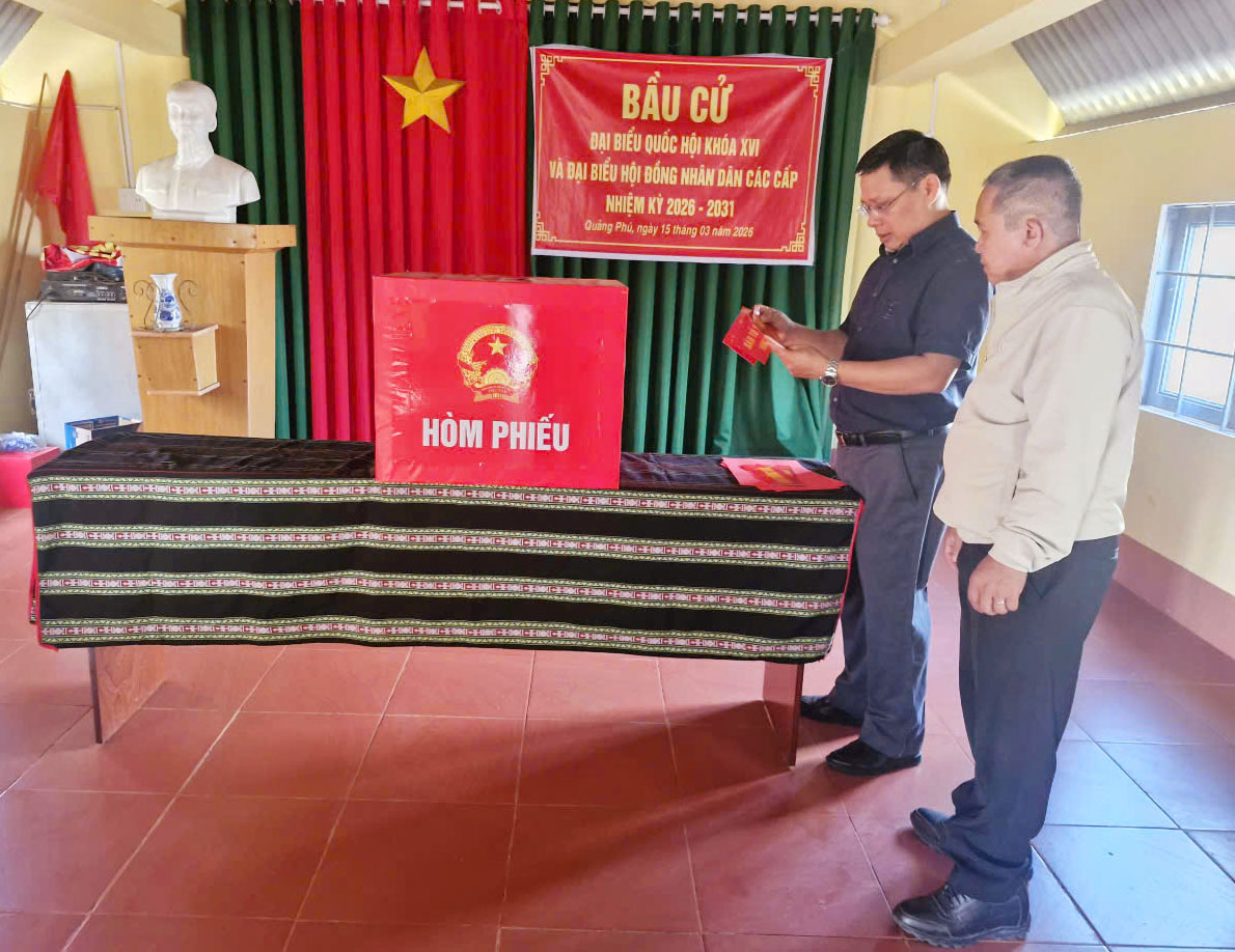 Bí thư Đảng ủy xã Vũ Hồng Nhật, kiểm tra công tác chuẩn bị bầu cử đại biểu Quốc hội và đại biểu Hội đồng nhân dân các cấp nhiệm kỳ 2026–2031 tại các khu vực bỏ phiếu trên địa bàn