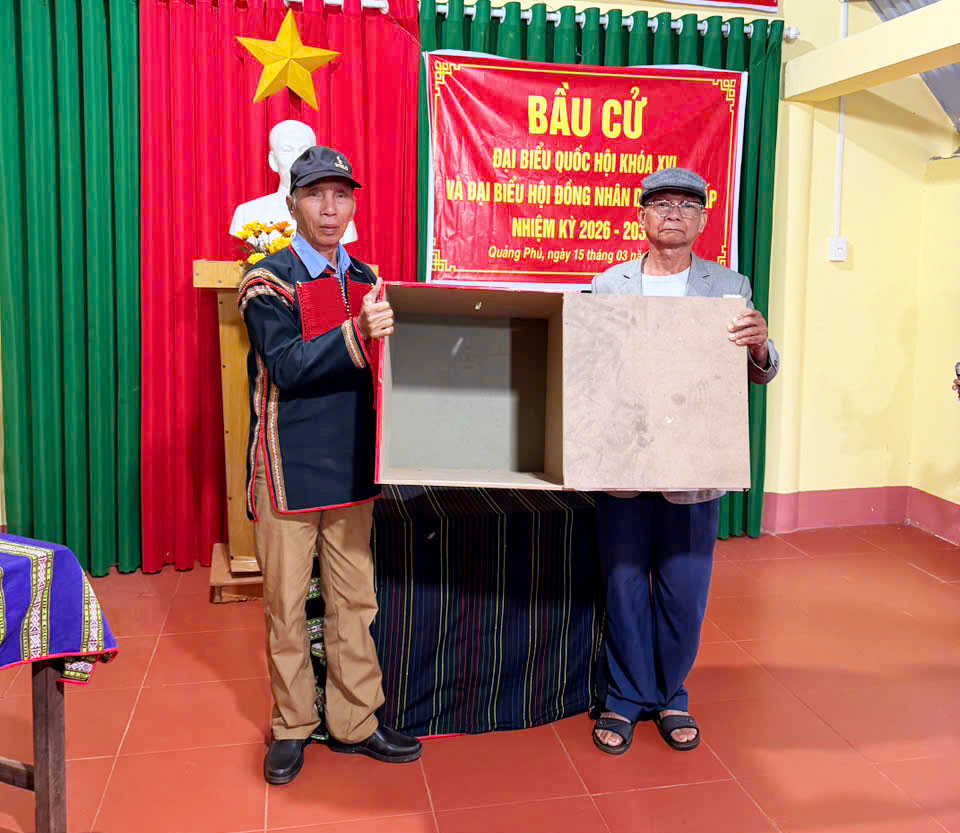 Đồng chí Nay H’ Lan, Phó Bí thư Thường trực Đảng ủy, Chủ tịch HĐND xã dự lễ khai mạc tại Khu vực bỏ phiếu số 35 ( buôn Sút M’grư)