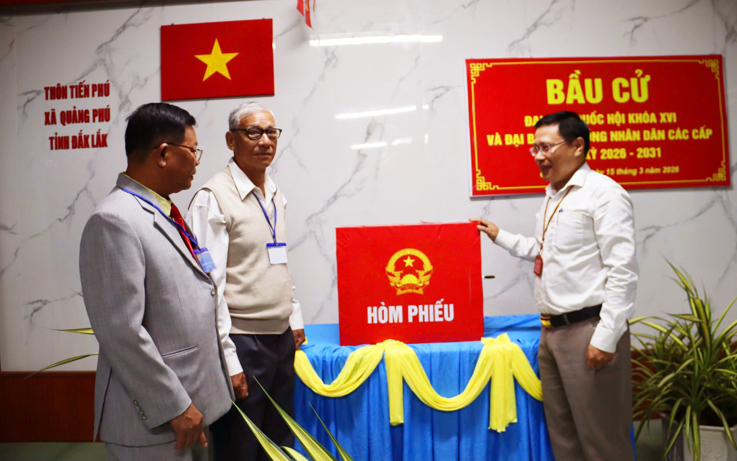 Đồng chí Vũ Hồng Nhật, Bí thư Đảng ủy xã Quảng Phú dự lễ khai mạc tại Khu vực bỏ phiếu số 16 ( thôn Tiến Phú)