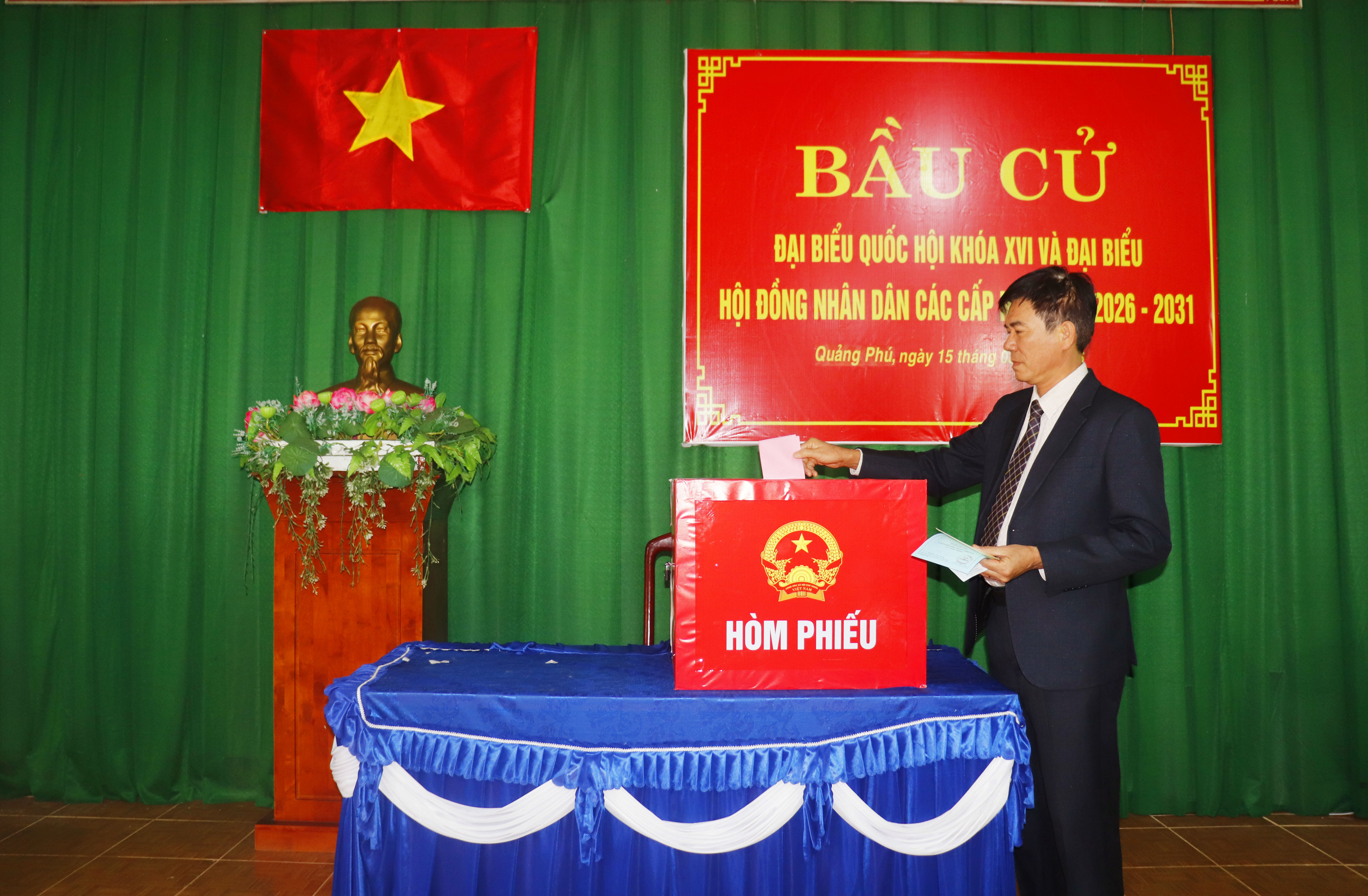 Đồng chí Phó Bí thư Đảng ủy, Chủ tịch UBND xã Quảng Phú Nguyễn Công Văn dự lễ khai mạc tại Khu vực bỏ phiếu số 5 ( thôn Phú Lâm)