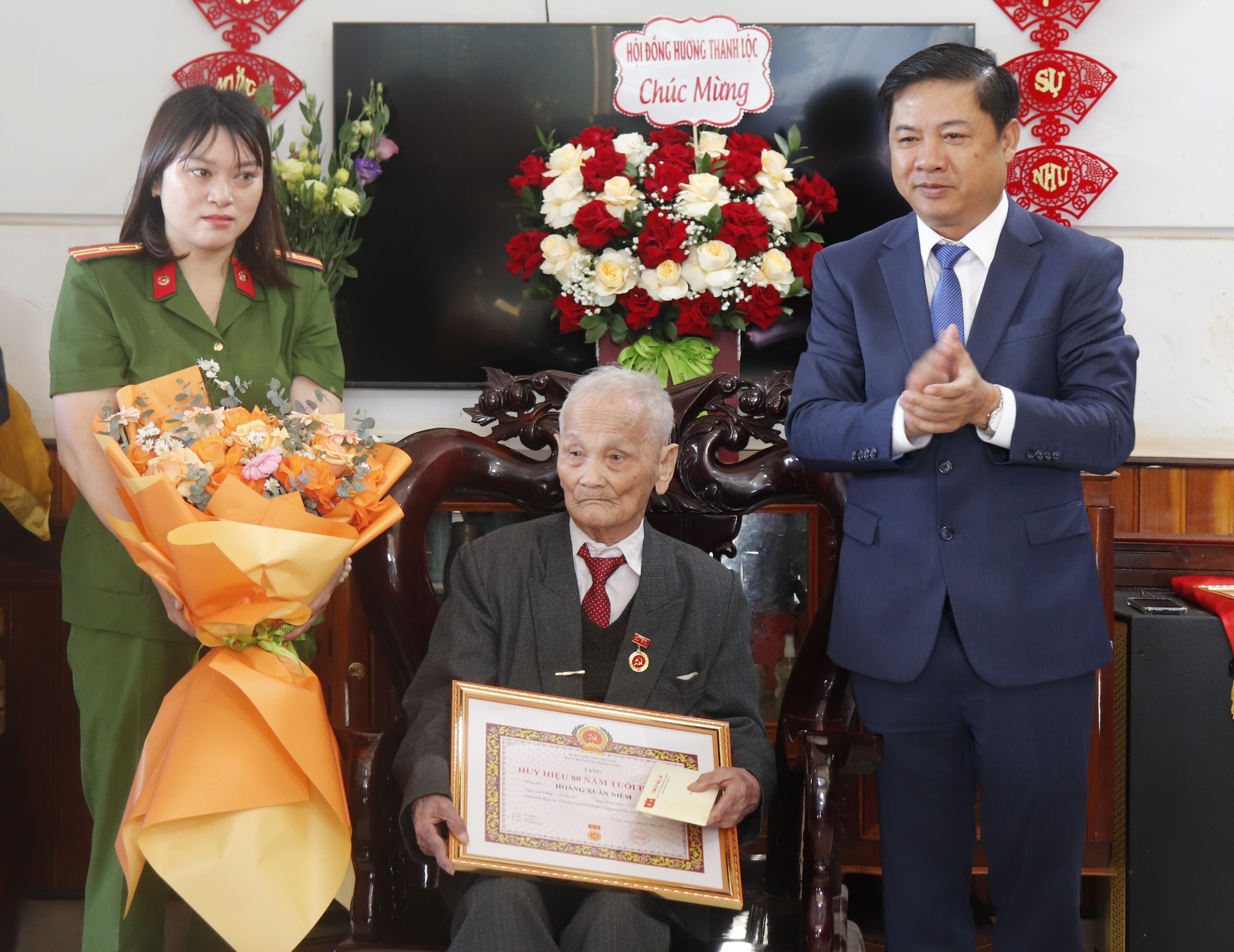 Bí thư Tỉnh ủy Đắk Lắk trao tặng Huy hiệu 80 năm tuổi Đảng cho đảng viên