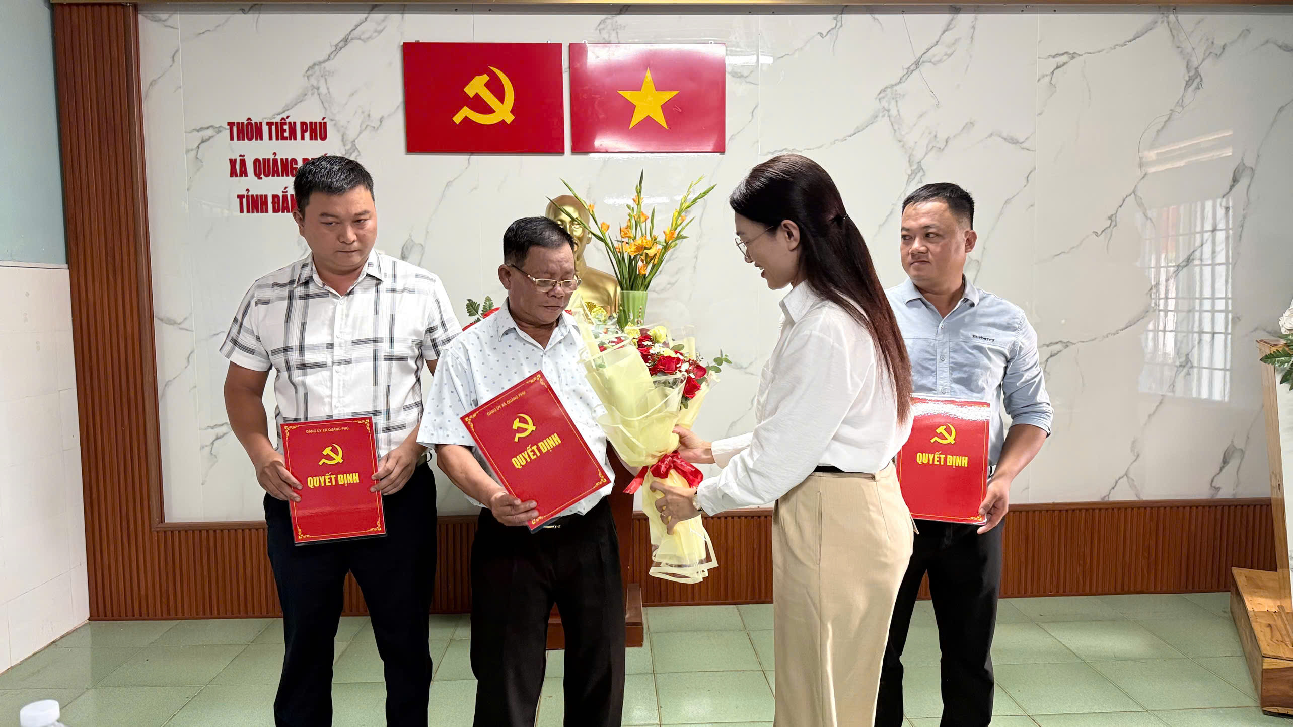Đồng chí Nay H’ Lan, Phó bí thư Thường trực Đảng ủy, Chủ tịch HĐND xã dự sinh hoạt Chi bộ tại thôn Tiến Phú