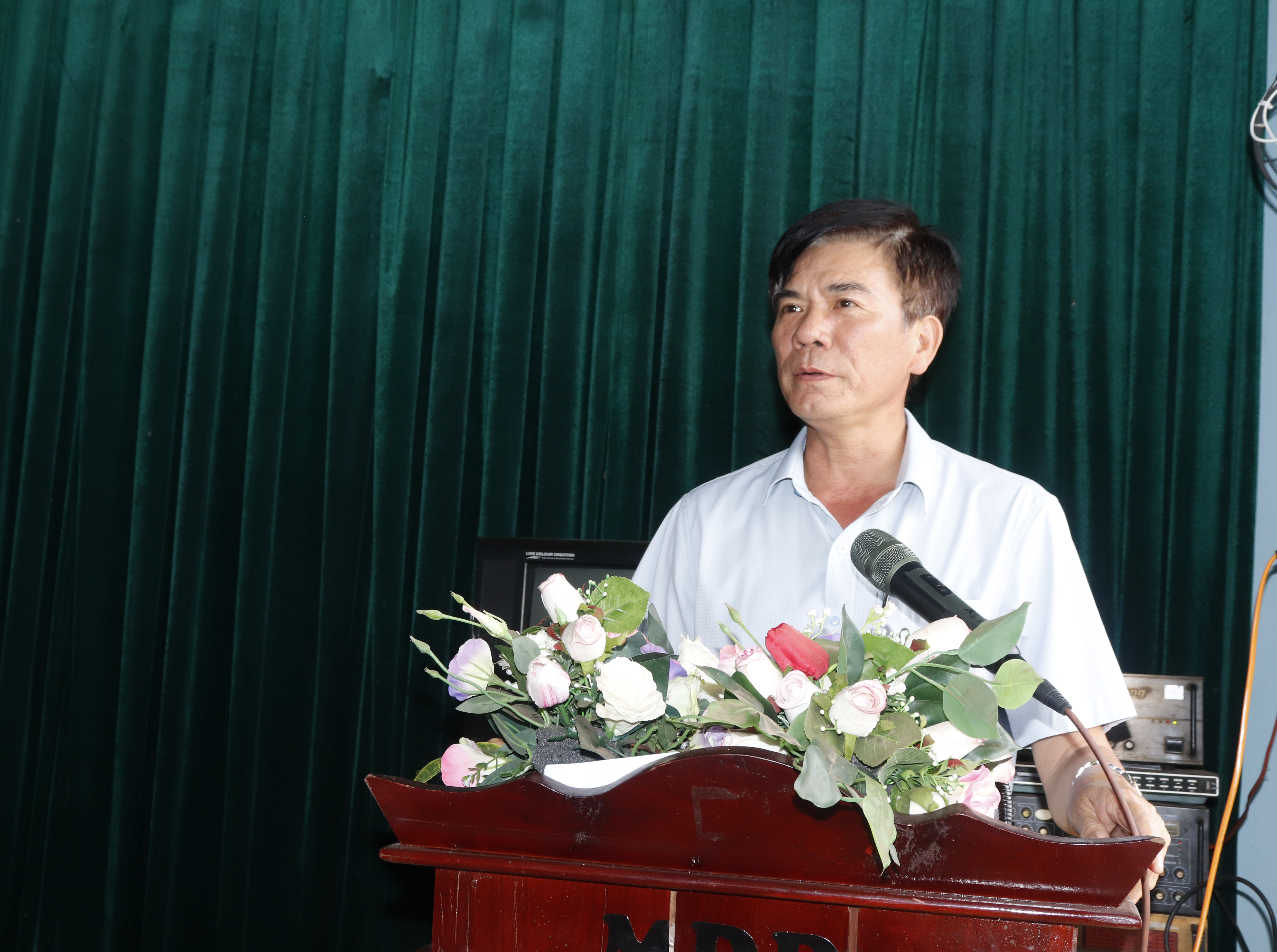 Đồng chí Nguyễn Công Văn, Phó bí thư Đảng ủy, Chủ tịch UBND xã dự sinh hoạt chi bộ tại thôn Phú Cường