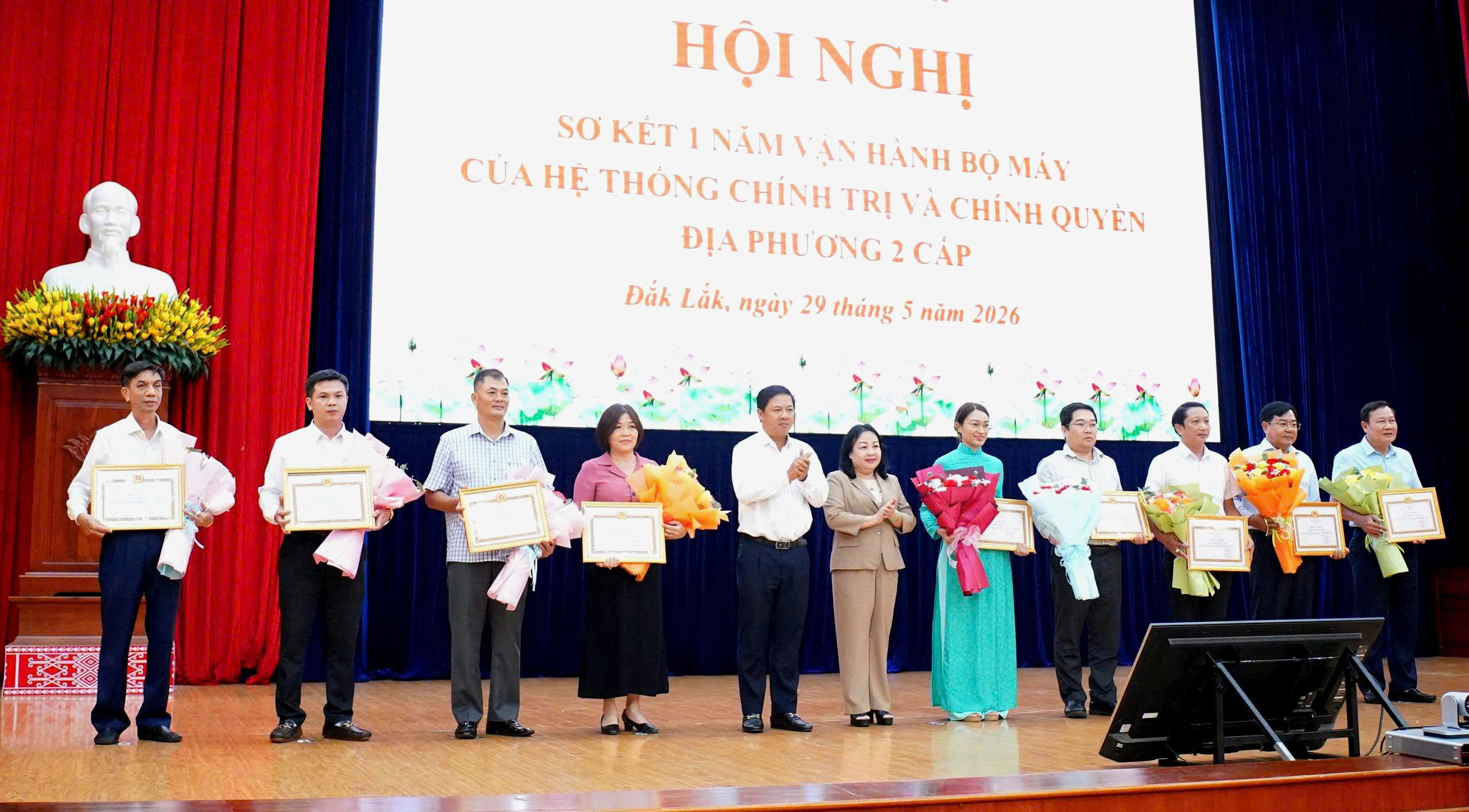 Đảng bộ xã Quảng Phú là 1 trong 10 tập thể được Ban Thường vụ Tỉnh ủy tặng bằng khen có thành tích tiêu biểu xuất sắc trong công tác lãnh đạo, chỉ đạo và tham mưu triển khai thực hiện vận hành bộ máy hệ thống chính trị và chính quyền địa phương hai cấp.