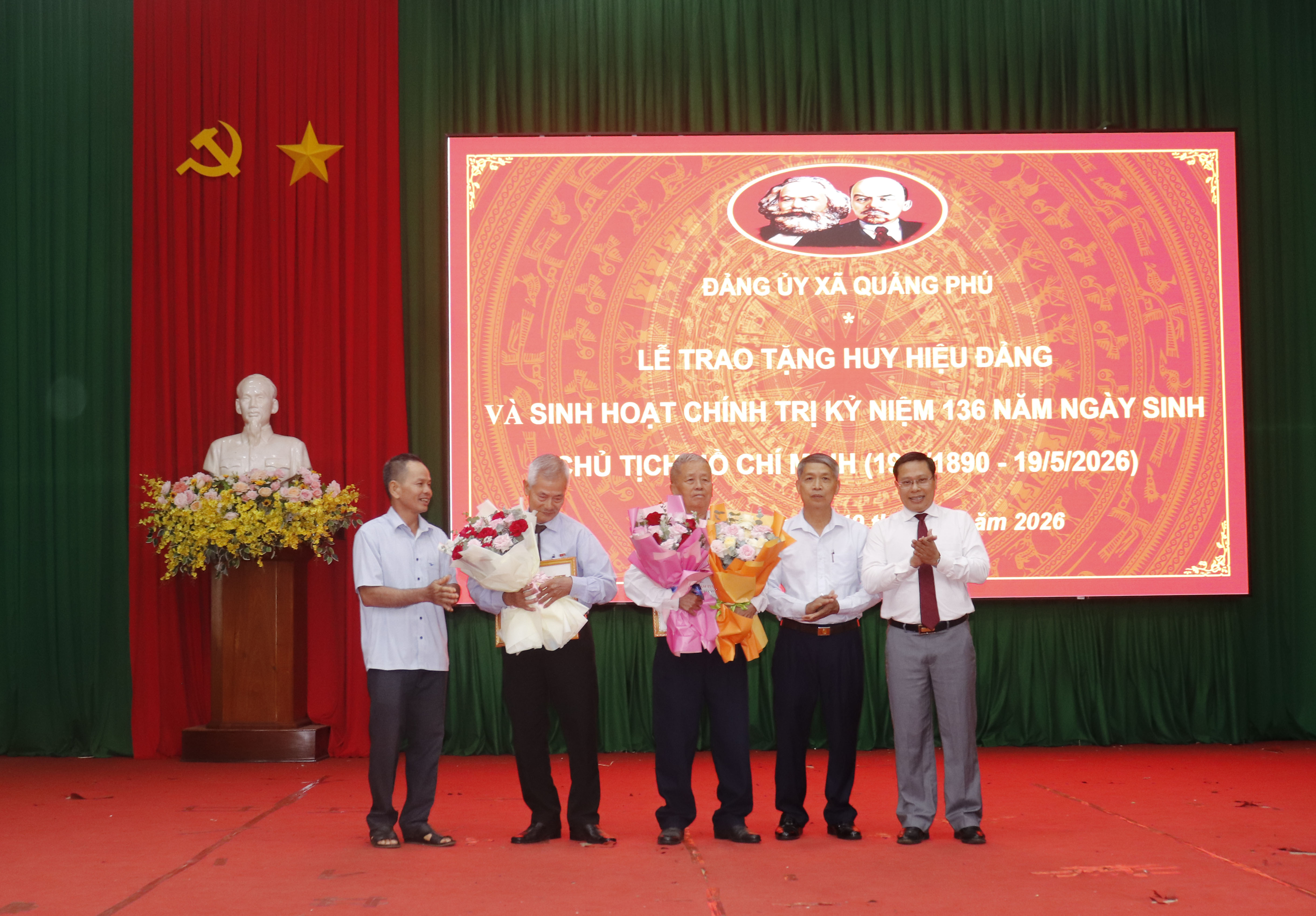 Đảng ủy xã Quảng Phú tổ chức Lễ trao tặng Huy hiệu Đảng đợt 19/5 và sinh hoạt chính trị kỷ niệm 136 năm Ngày sinh Chủ tịch Hồ Chí Minh (19/5/1890 - 19/5/2026)