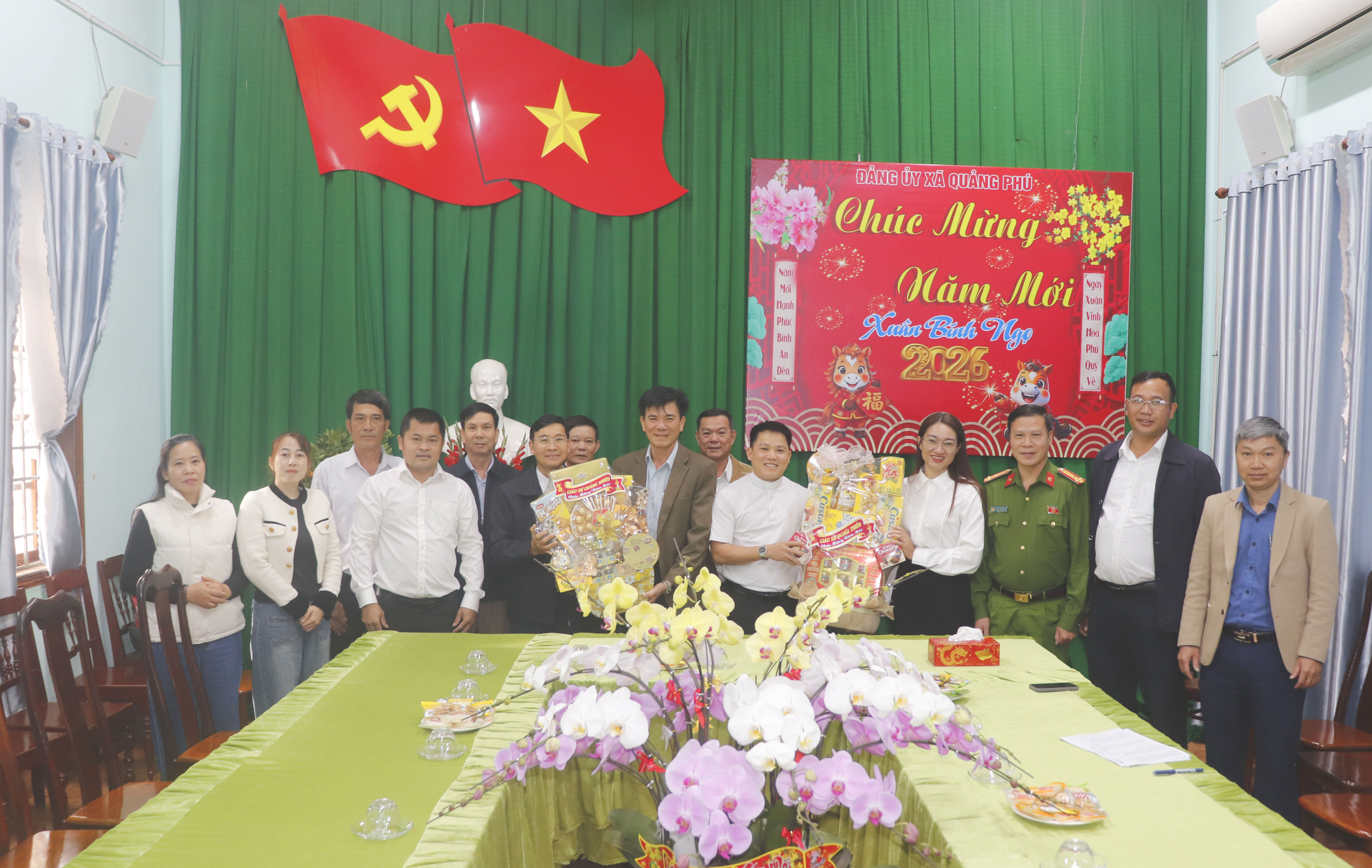 Giáo xứ Quảng Nhiêu và Giáo xứ Nghĩa Thiên chúc tết Đảng ủy, xã Quảng Phú nhân dịp tết cổ truyền Bính Ngọ 2026