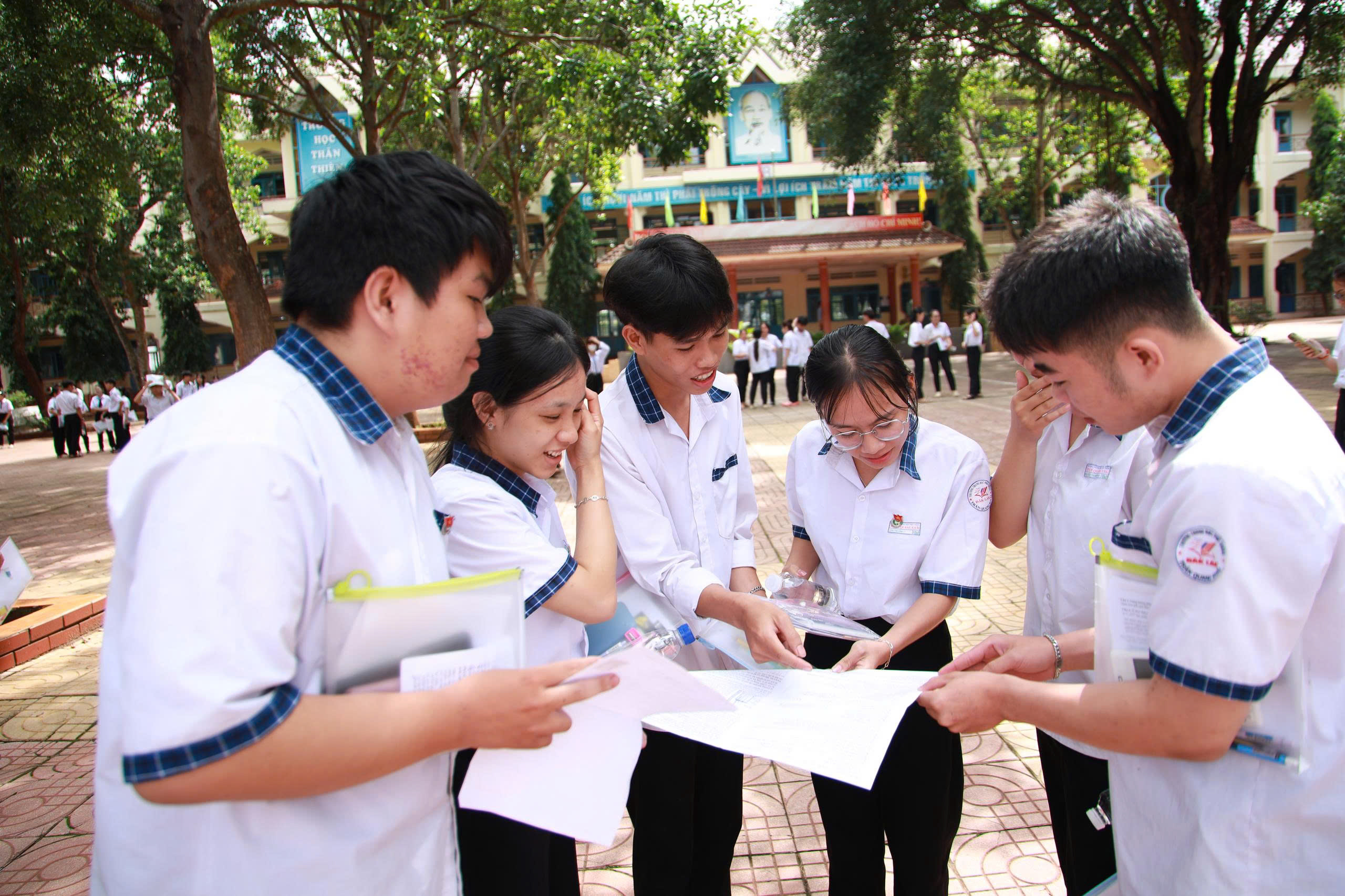 Kỳ thi tốt nghiệp THPT 2026 tại các điểm thi xã Quảng Phú, tỉnh Đắk Lắk diễn ra an toàn, đúng quy chế