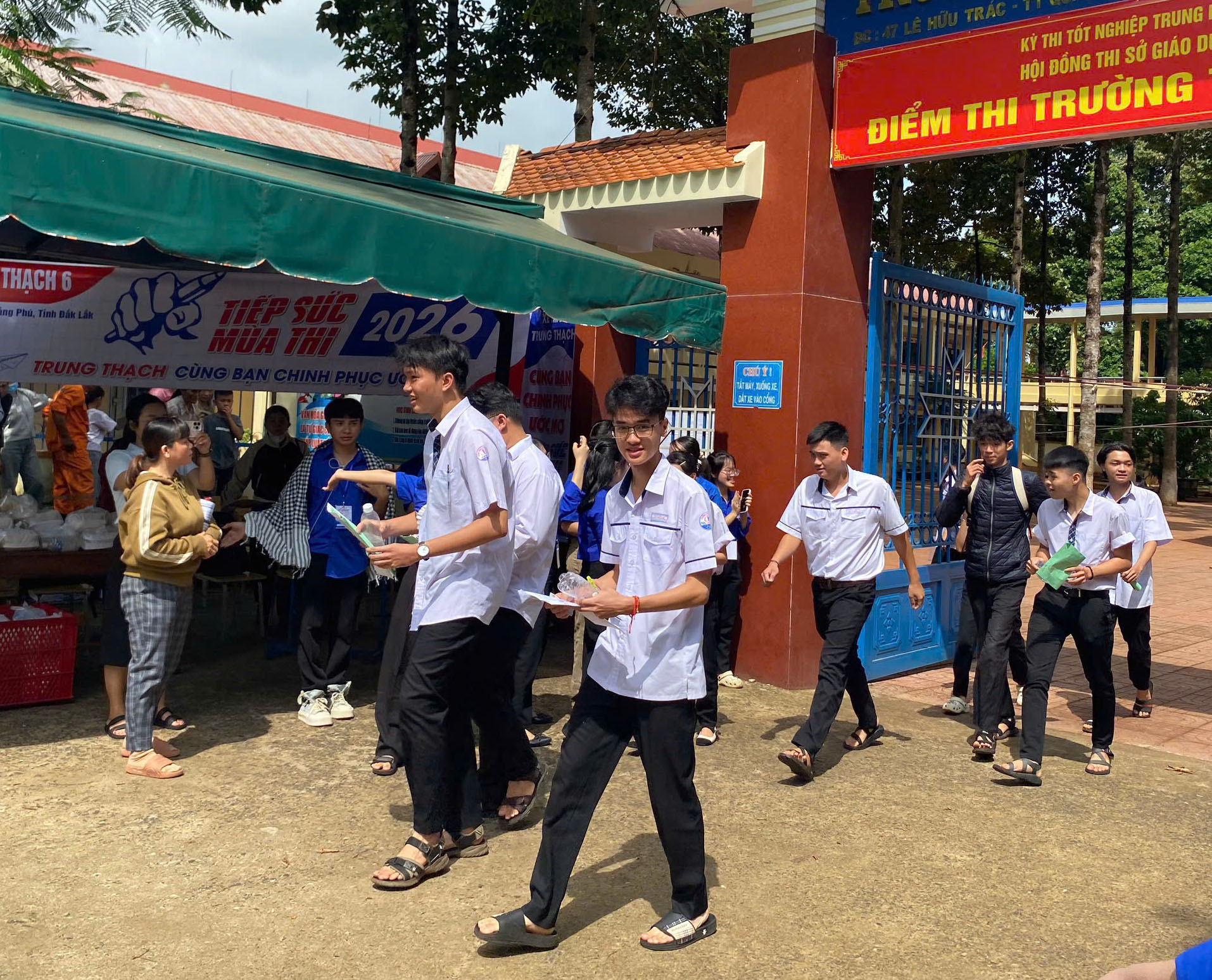 Kỳ thi tốt nghiệp THPT năm 2026: các thí sinh  tại 2 điểm thi xã Quảng Phú, tỉnh Đắk Lắk hoàn thành môn thi đầu tiên