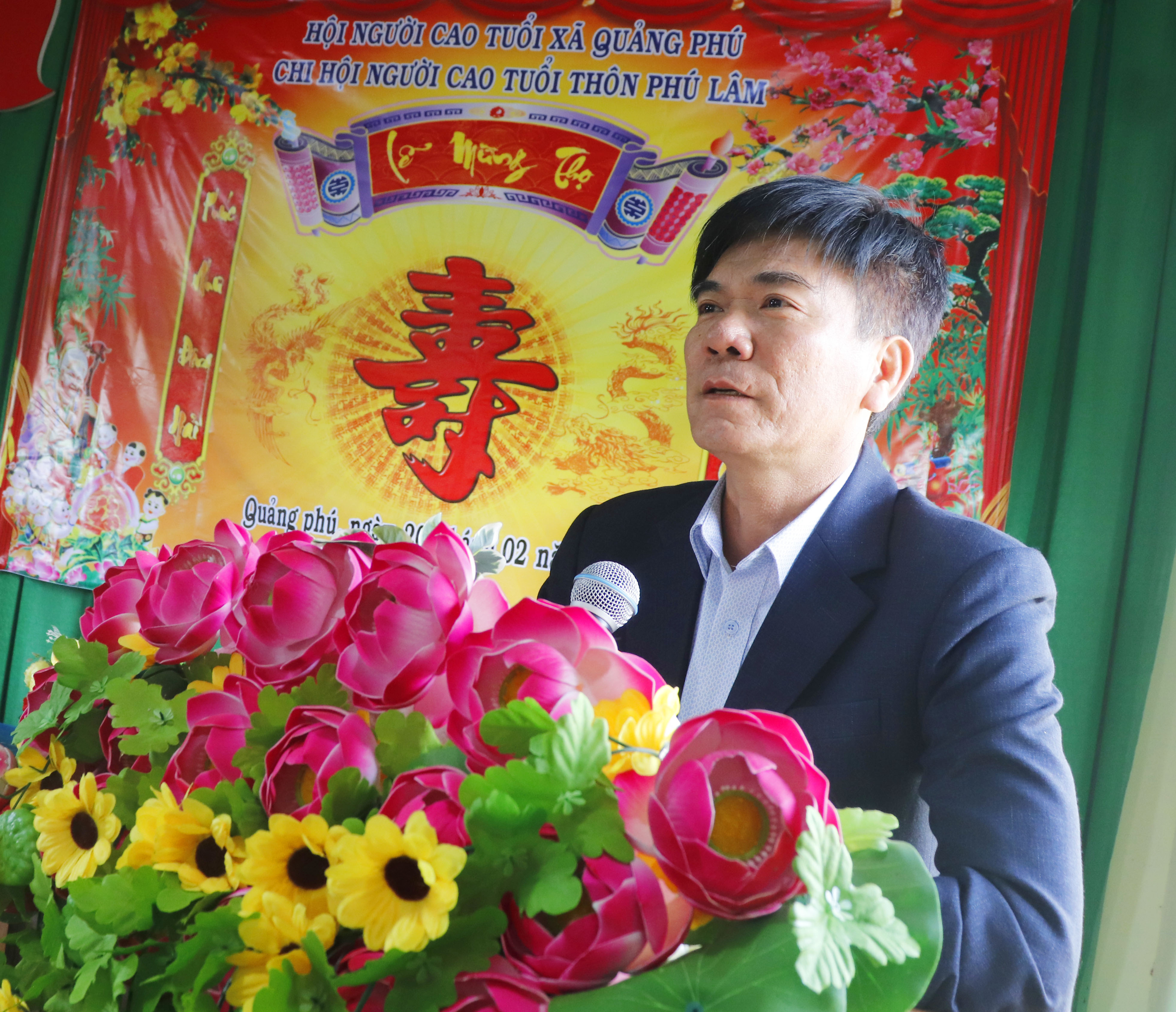 Đồng chí Nguyễn Công Văn, Phó bí thư Đảng ủy, Chủ tịch UBND xã dự lễ mừng thọ người cao tuổi tại thôn Phú Lâm