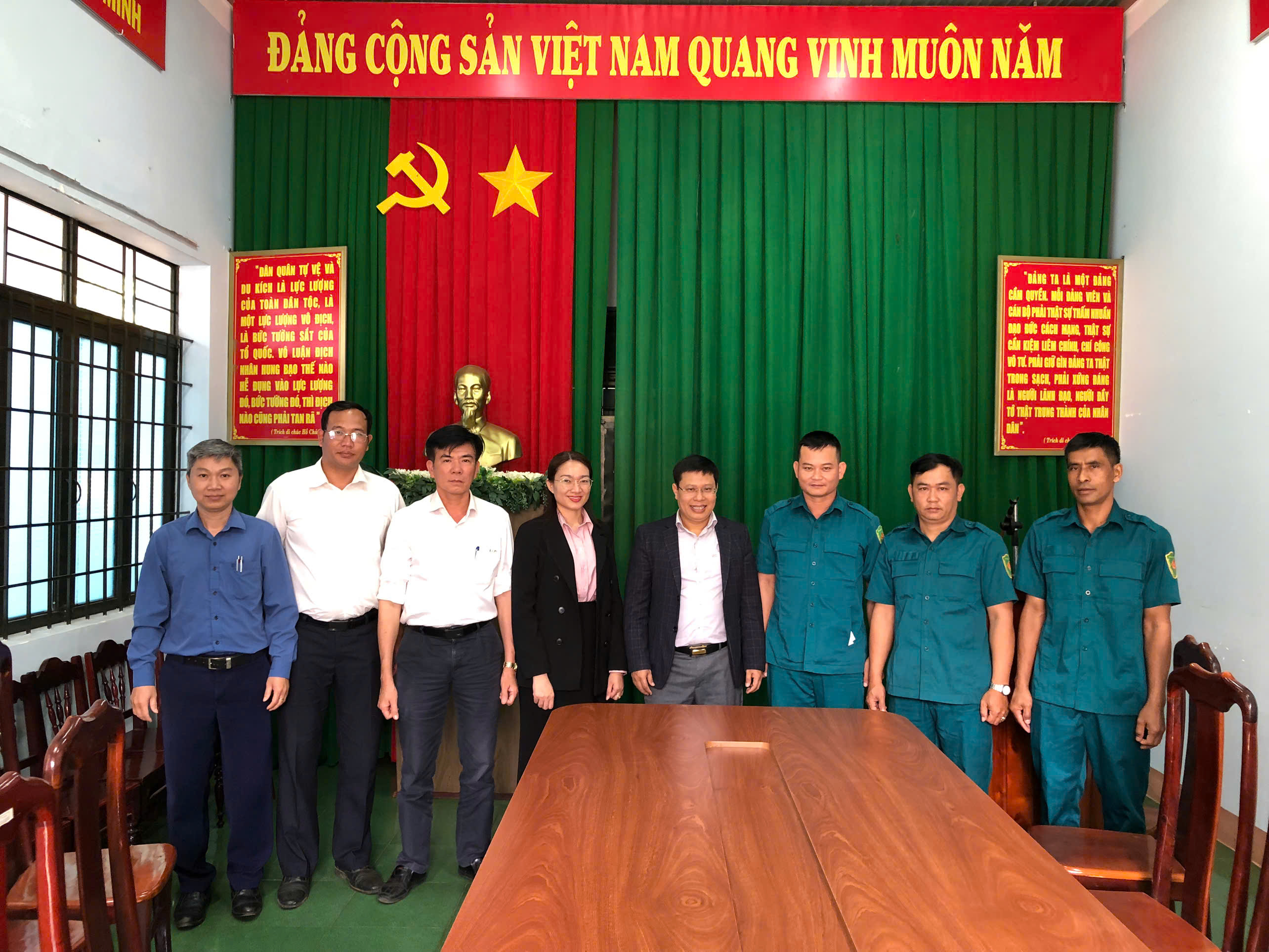 THƯỜNG TRỰC ĐẢNG ỦY XÃ QUẢNG PHÚ CHÚC MỪNG BAN CHỈ HUY QUÂN SỰ XÃ NHÂN NGÀY TRUYỀN THỐNG QUÂN ĐỘI NHÂN DÂN VIỆT NAM