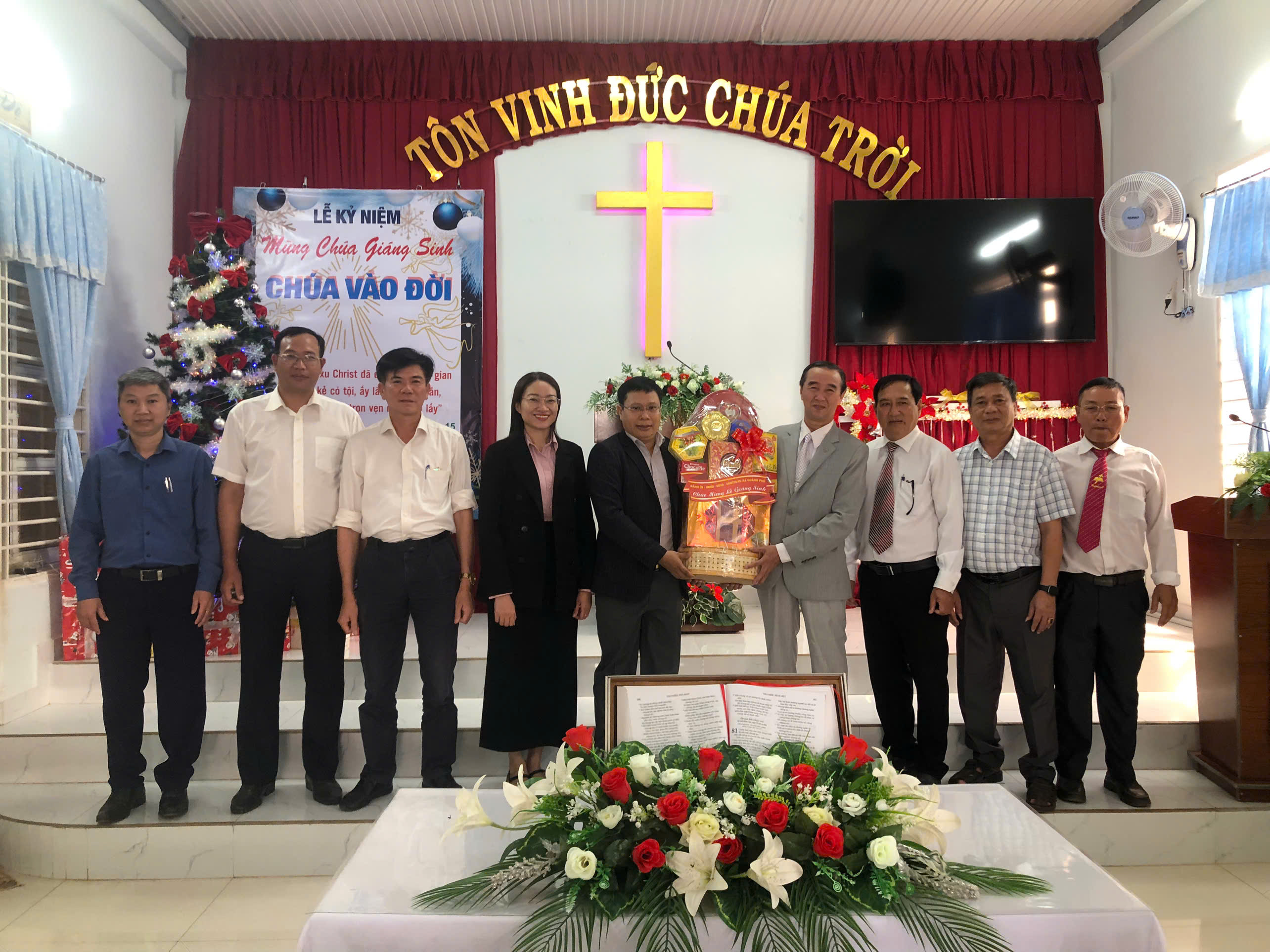 Thường trực Đảng ủy, HĐND, UBND, UBMTTQ Việt Nam xã Quảng Phú thăm chúc mừng Giáng sinh các cơ sở tôn giáo