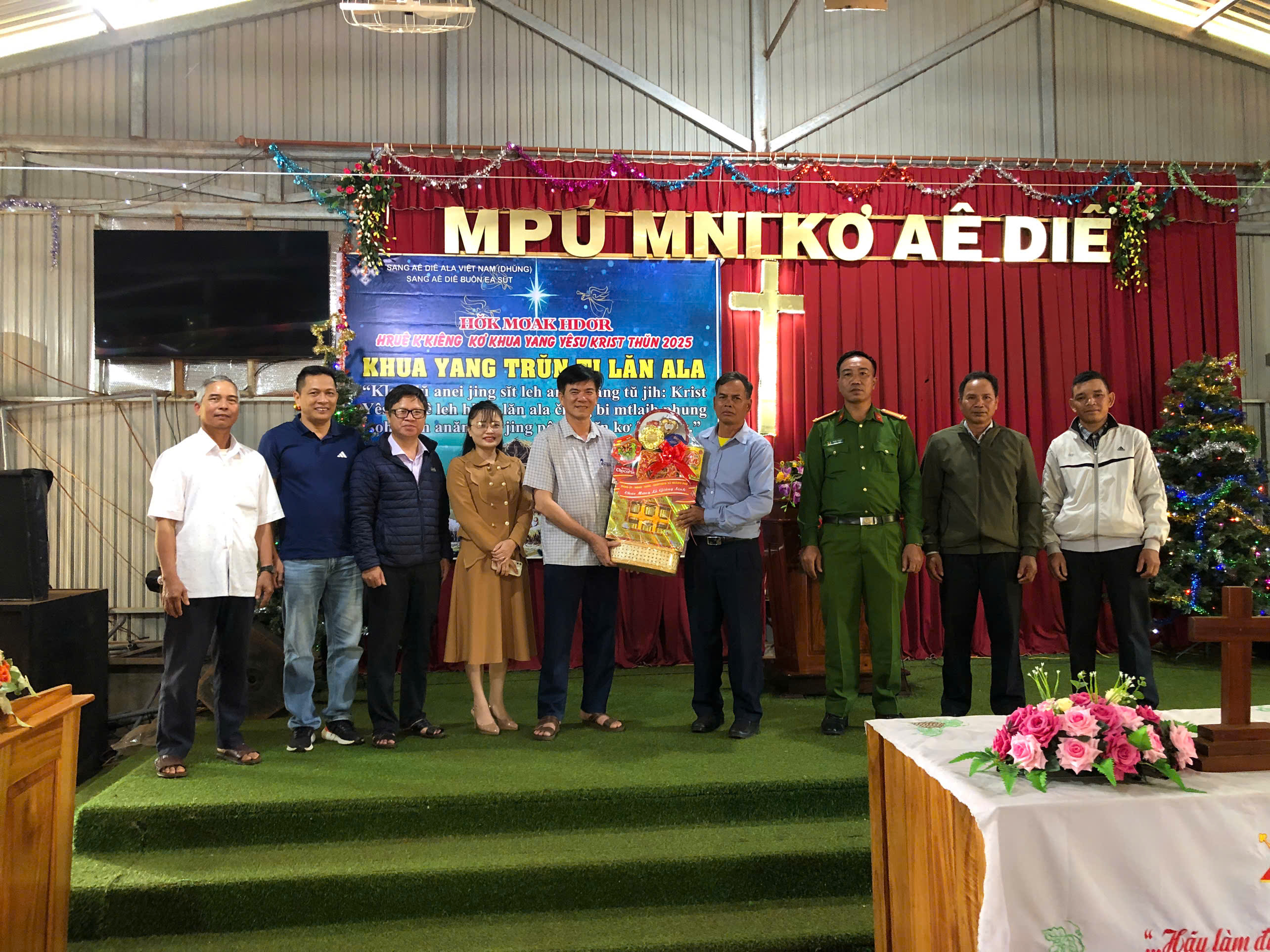 Phó bí thư Đảng ủy, Chủ tịch UBND xã Nguyễn Công Văn thăm chúc mừng Lễ Giáng sinh năm 2025