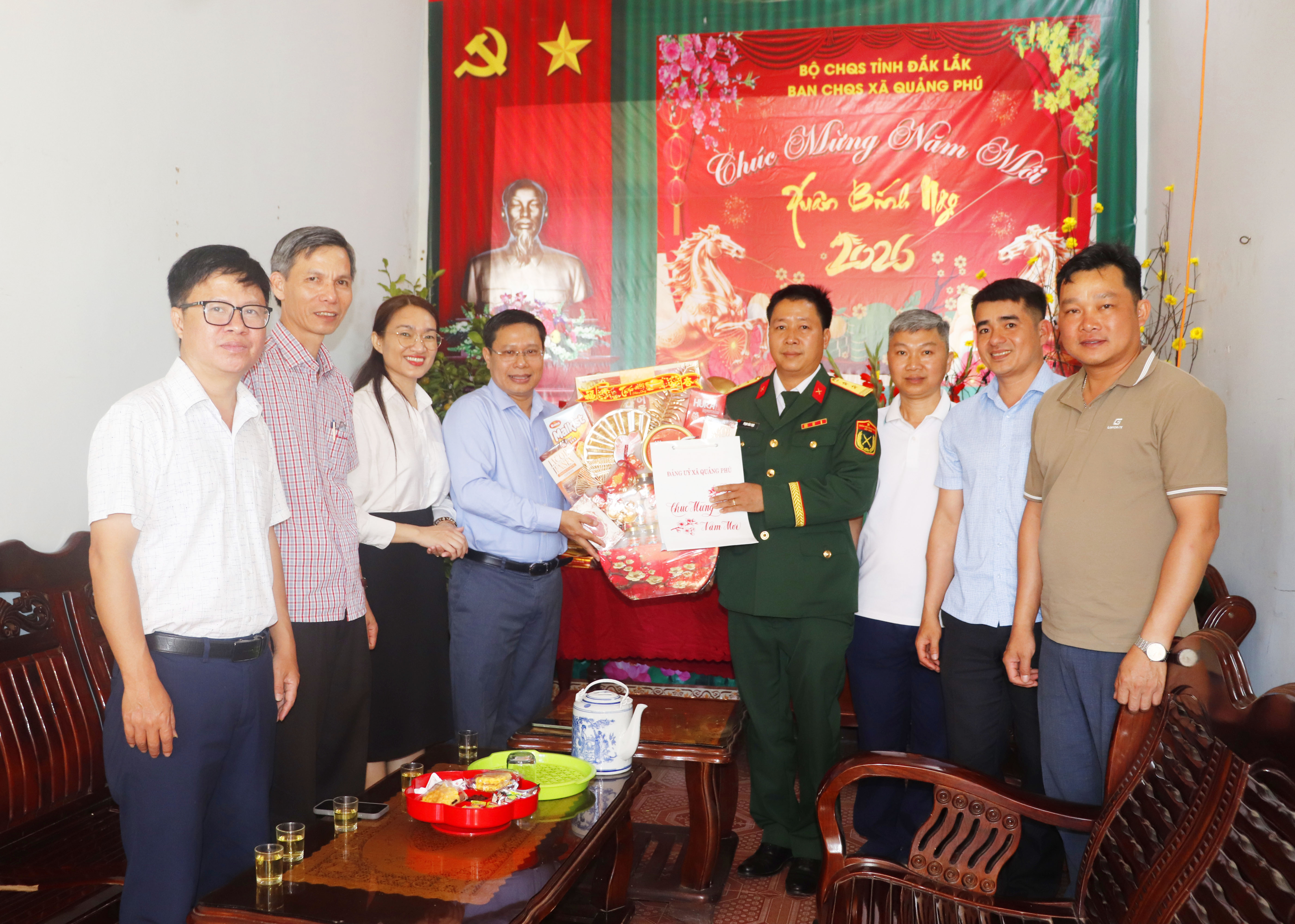 Đoàn công tác của Thường trực Đảng ủy xã Quảng Phú thăm tặng quà các đơn vị trực tết