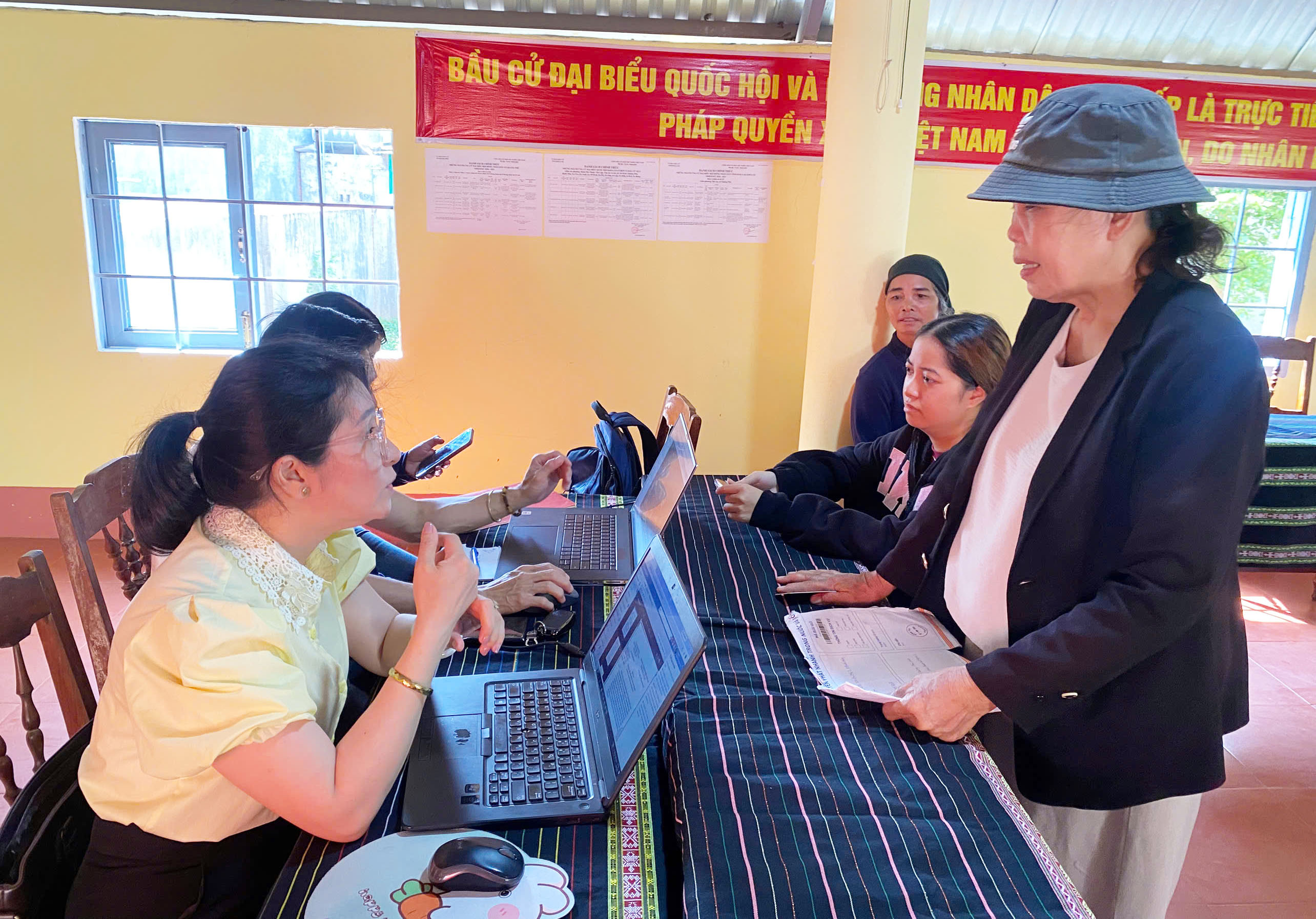 Tổ hành chính lưu động xã Quảng Phú giải quyết thủ tục hành chính lưu động tại buôn Sút M’rư