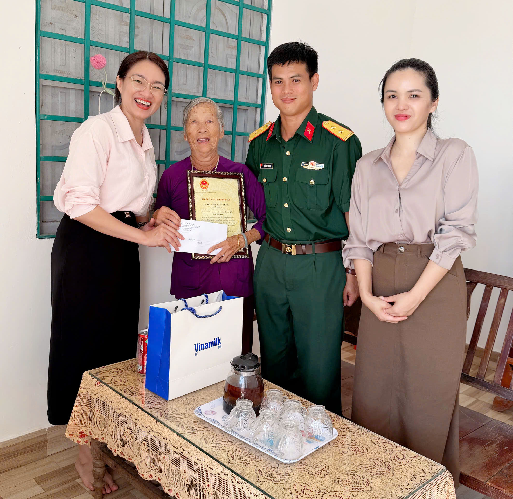 Đồng chí Nay H’ Lan, Phó bí thư Thường trực Đảng ủy, Chủ tịch HĐND xã thăm tặng quà các cụ 90 tuổi và 100 tuổi