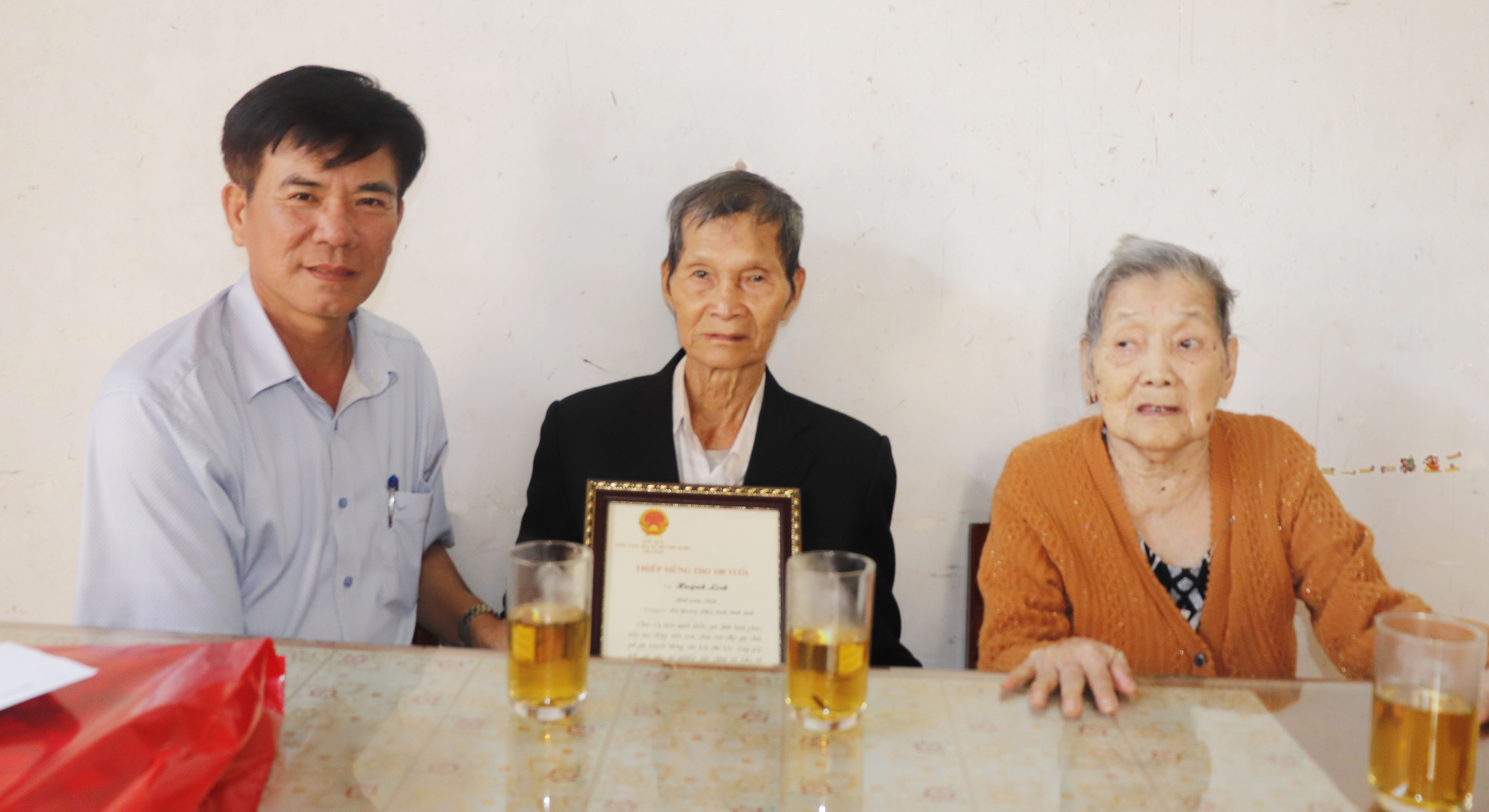 Phó bí thư Đảng ủy, Chủ tịch UBND xã Nguyễn Công Văn đến thăm và chúc thọ các cụ 100 tuổi và 90 tuổi trên địa bàn xã