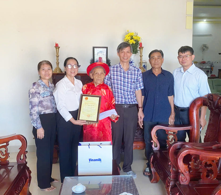 Đồng chí Nguyễn Tự Do, Phó chủ tịch UBND xã thăm tặng quà các cụ tròn 90 tuổi