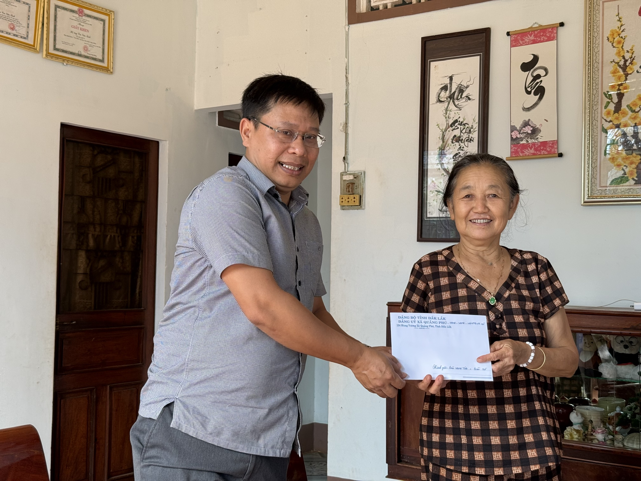 Đồng chí Vũ Hồng Nhật – Bí thư Đảng ủy thăm, tặng quà các gia đình thờ cúng Mẹ Việt Nam anh Hùng