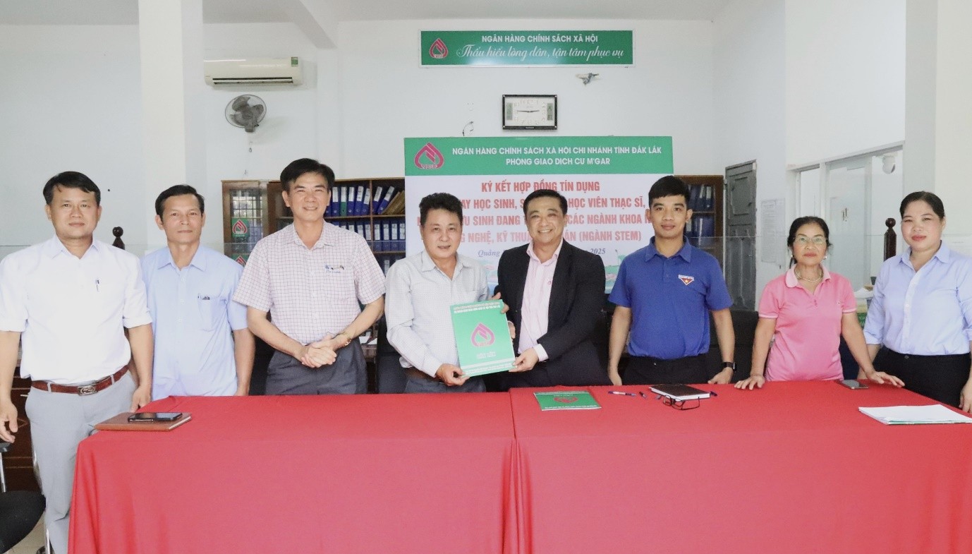Phòng giao dịch Ngân hàng Chính sách xã hội Cư M’gar thực hiện giải ngân cho vay theo Quyết định số 29 của Thủ tướng Chính phủ