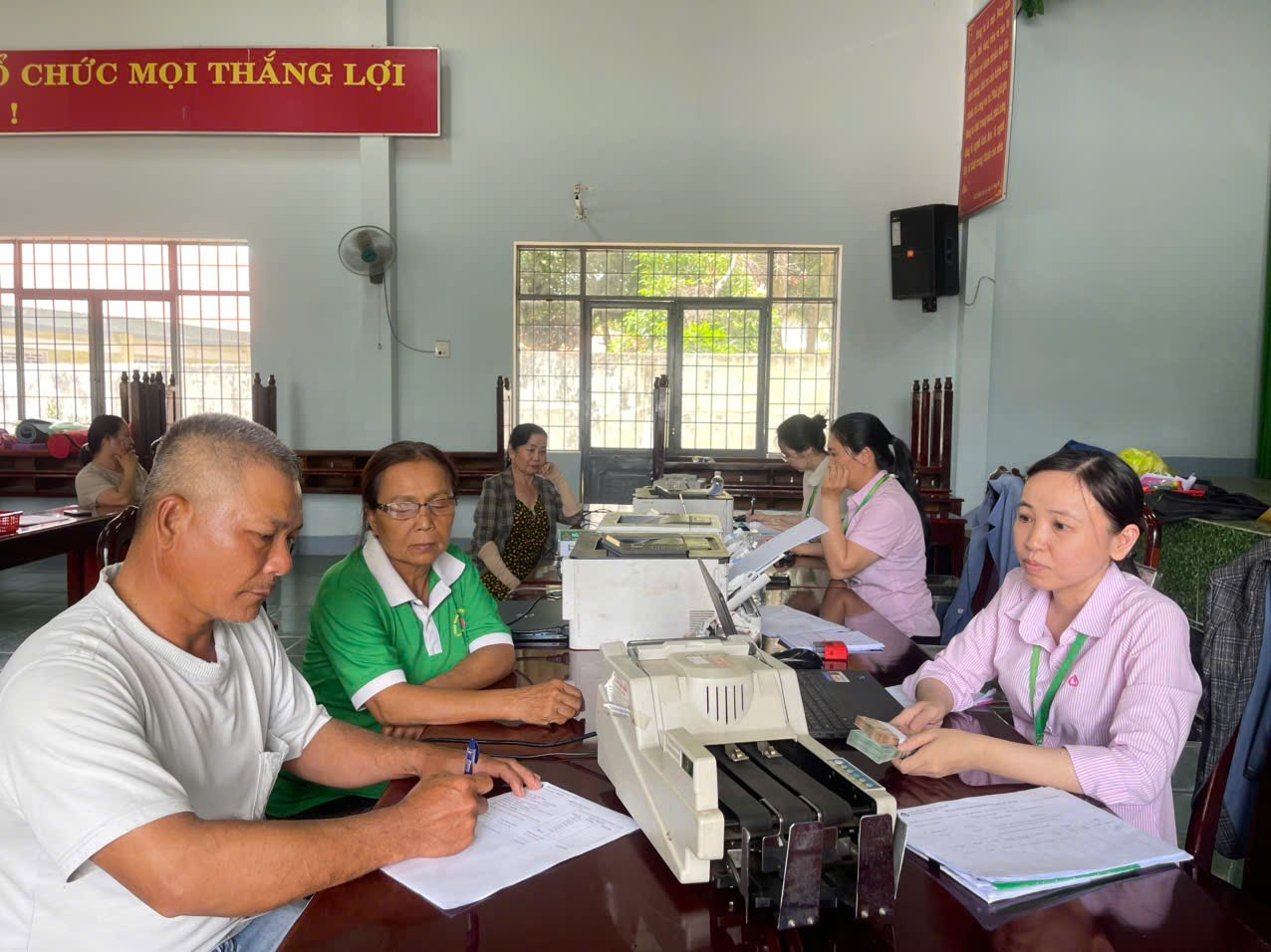 Tiếp tục giải ngân vốn vay ưu đãi dành cho sinh viên học các ngành khoa học công nghệ, kỹ thuật và toán giúp tiếp thêm động lực, nâng bước sinh viên giỏi đến giảng đường tri thức trên địa bàn xã Quảng Phú.