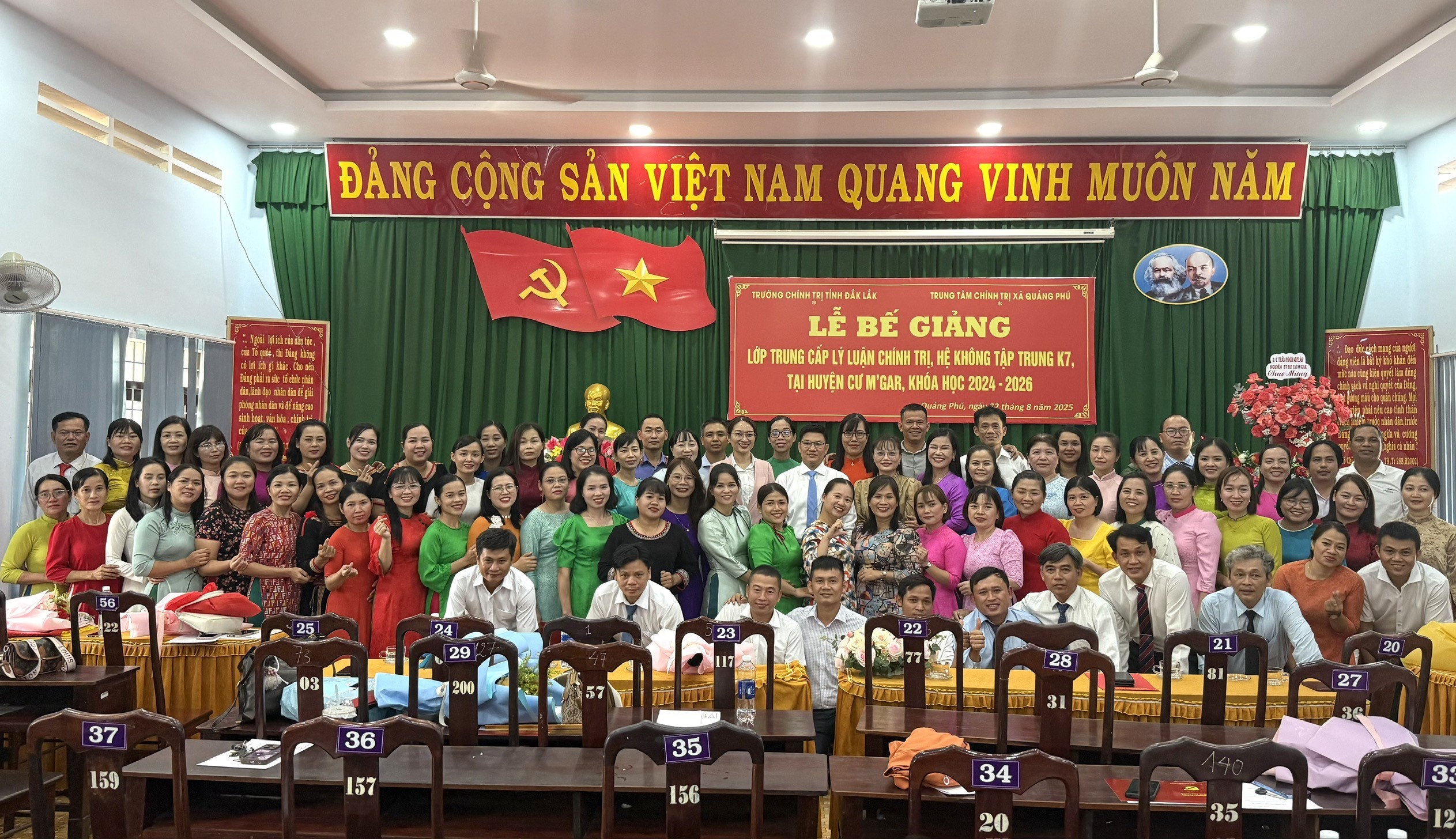 Trường Chính trị tỉnh Đắk Lắk tổ chức bế giảng lớp Trung cấp Lý luận Chính trị (hệ không tập trung K7) khóa học 2024-2026