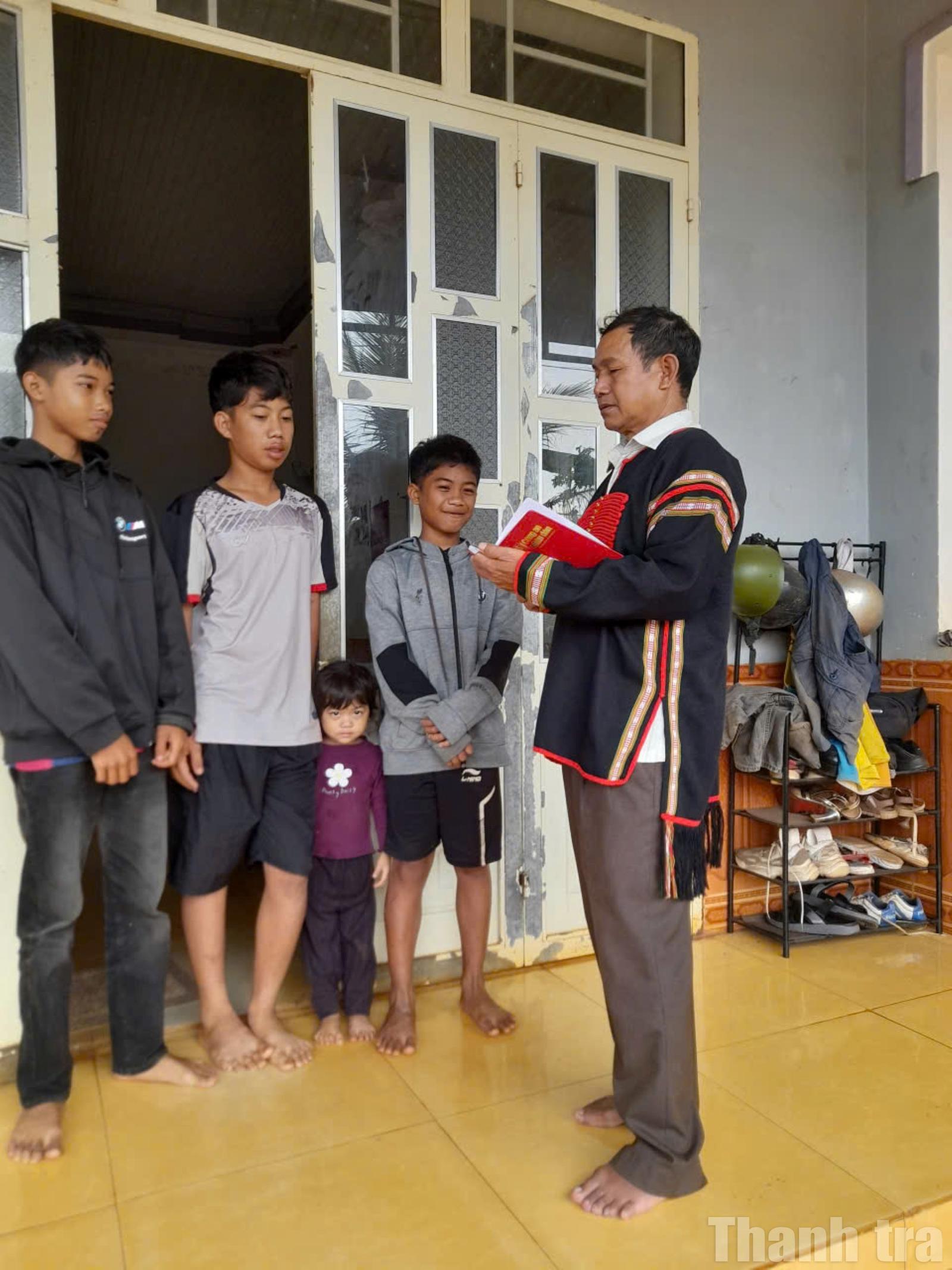 Người uy tín tận tụy vì bình yên buôn Ê Mấp (xã Quảng Phú)