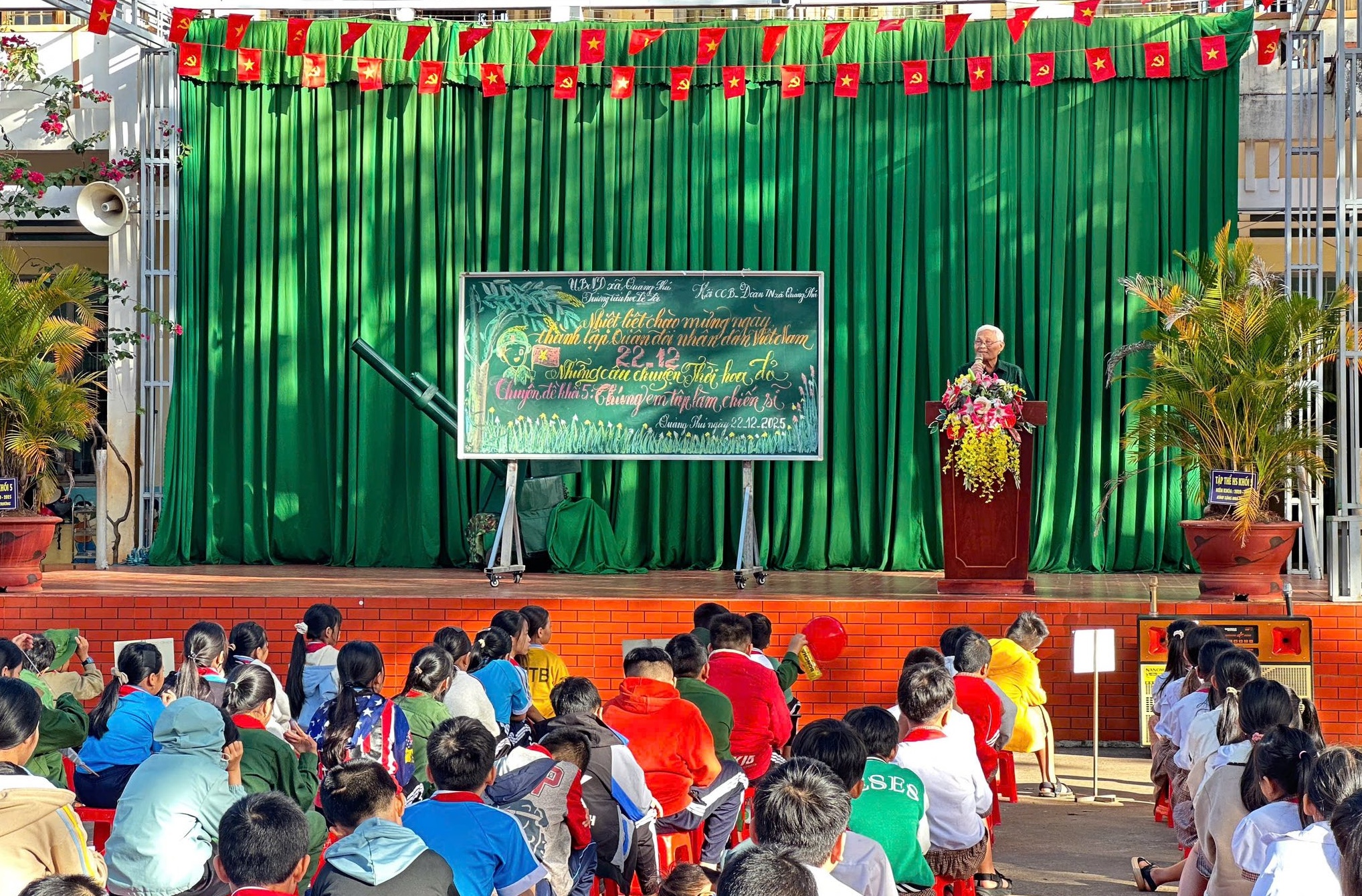 Chương trình “Nói chuyện truyền thống” kỷ niệm 81 năm Ngày thành lập QĐND Việt Nam tại trường Tiểu học Lê Lợi