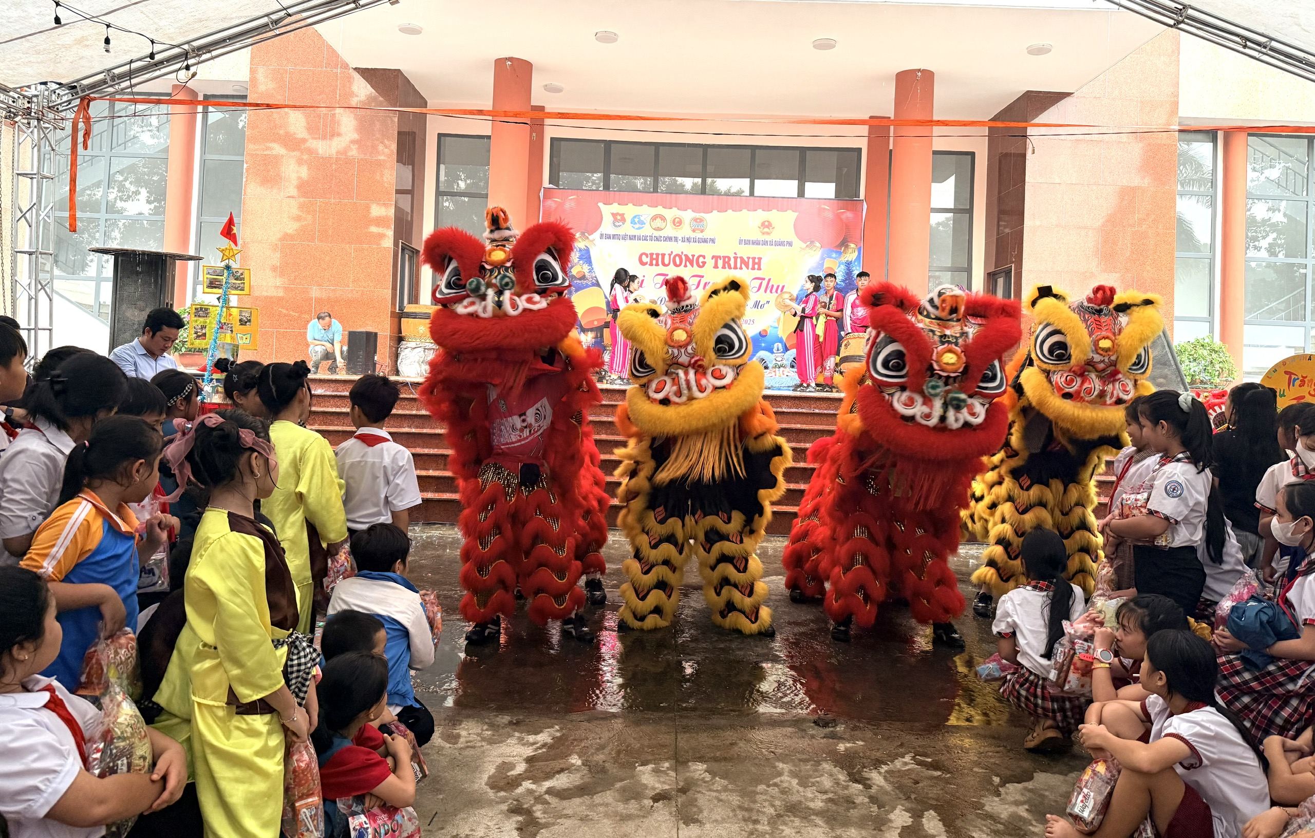 Vui nhộn với tiết mục múa lân