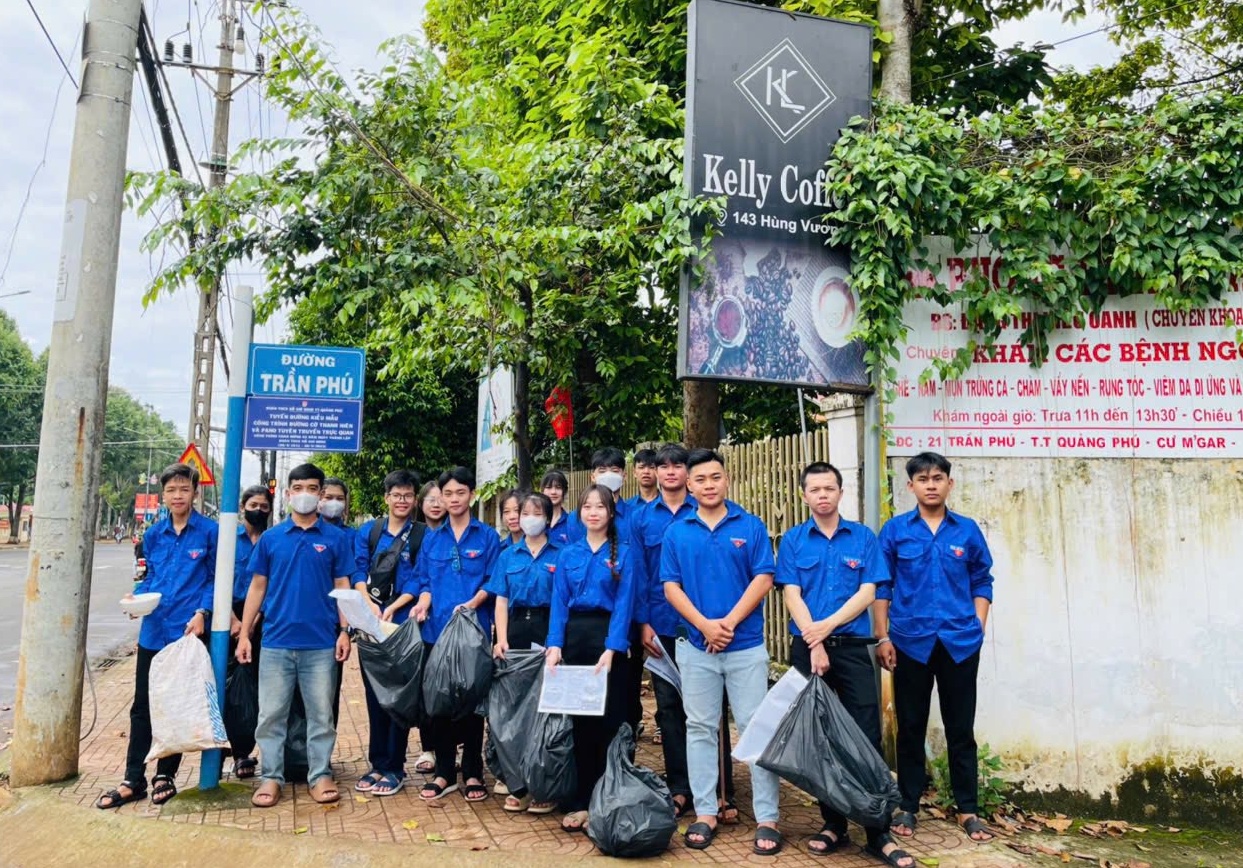 Đoàn TNCS Hồ Chí Minh xã Quảng Phú ra quân Chương trình “Ngày chủ nhật xanh” lần thứ VI, năm 2025