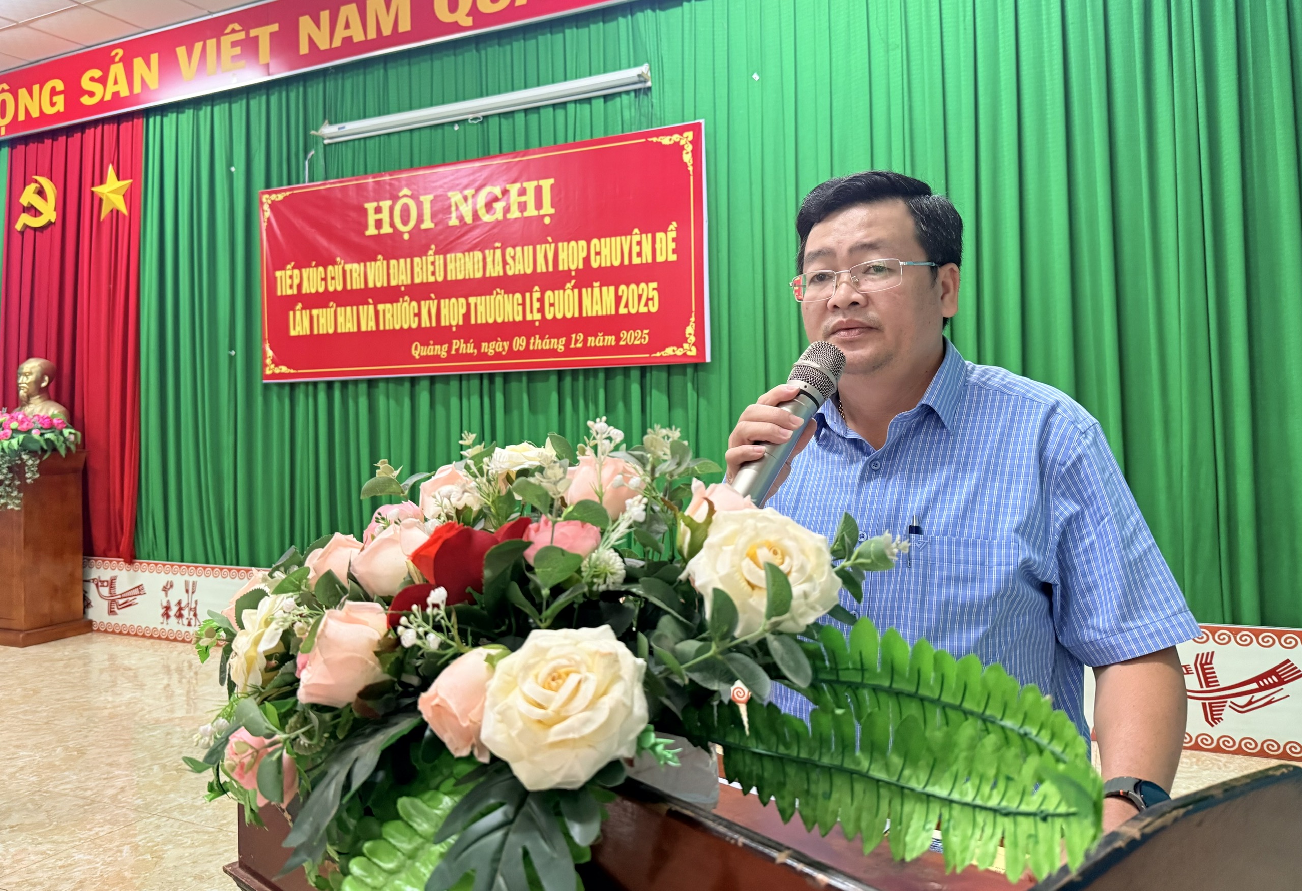 Đồng chí Lê Minh Hòa - Phó Chủ tịch UBND xã trả lời các ý kiến, kiến nghị và phản ánh của cư tri thuộc thẩm quyền.