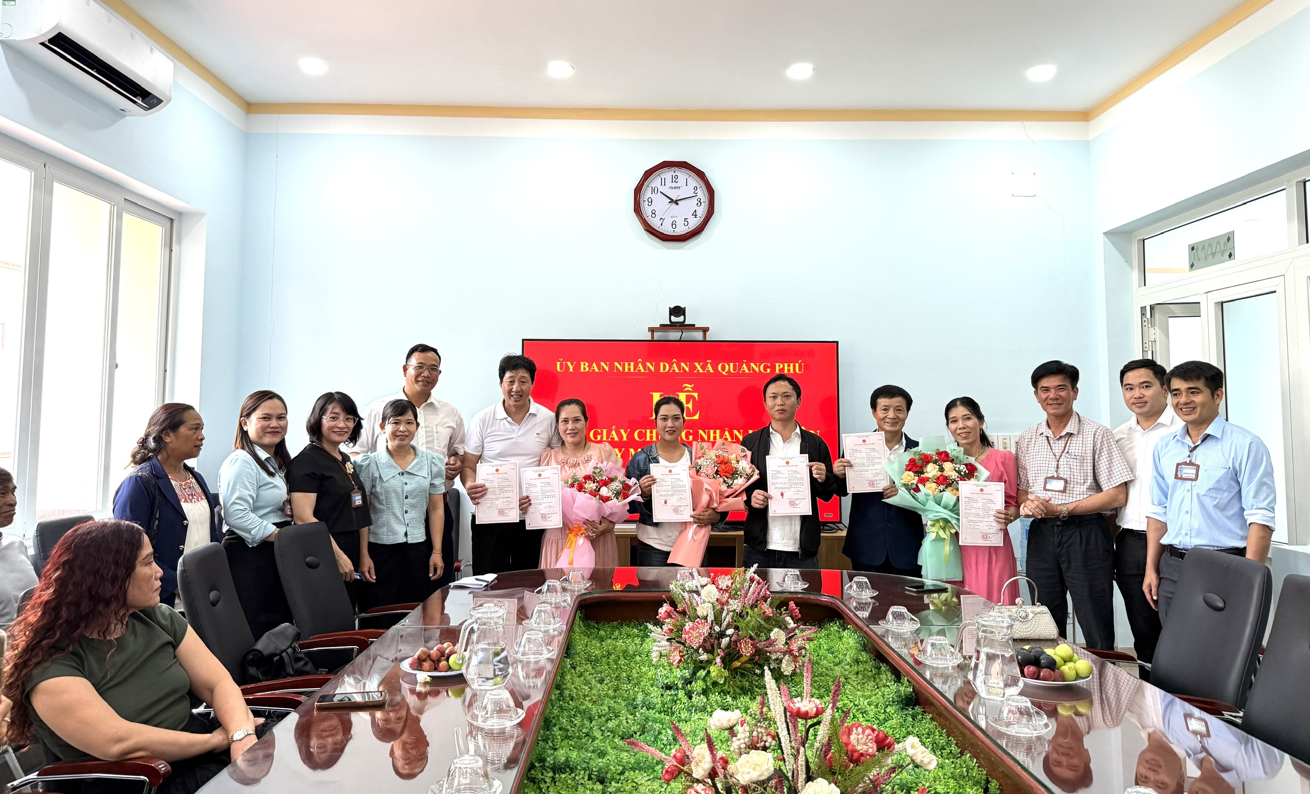 Xã Quảng Phú trao Giấy chứng nhận kết hôn có yếu tố nước ngoài cho 03 cặp vợ chồng