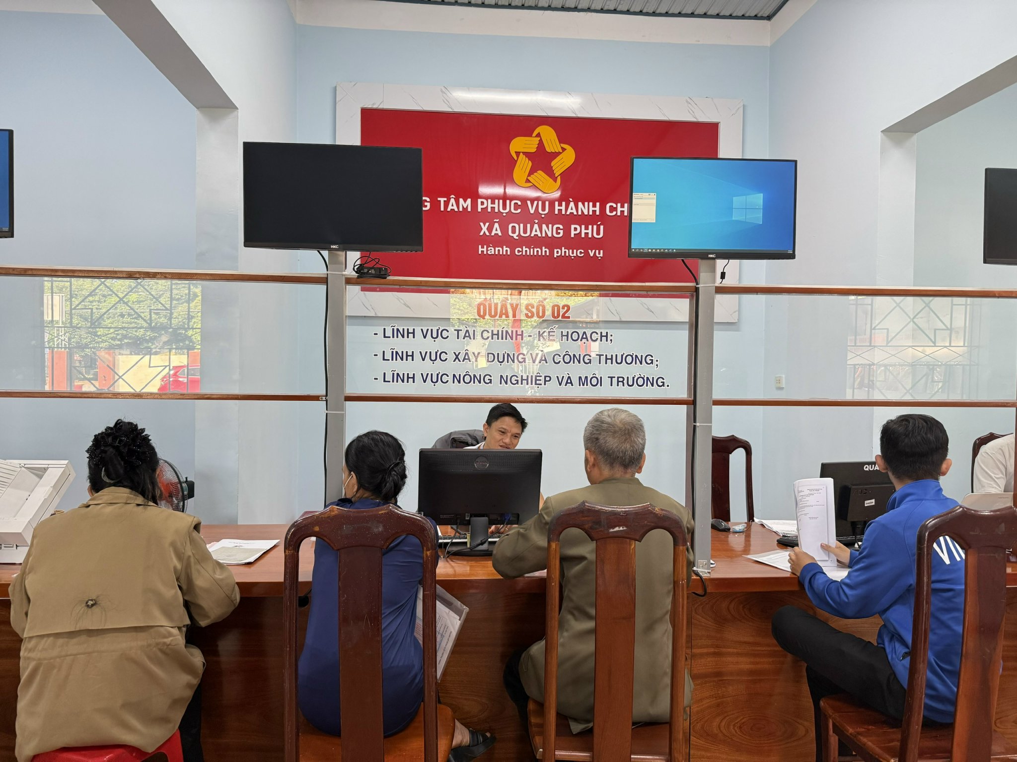 Hơn 53,2% hồ sơ thực hiện tại Trung tâm Phục vụ Hành chính công xã Quảng Phú được thanh toán trực tuyến